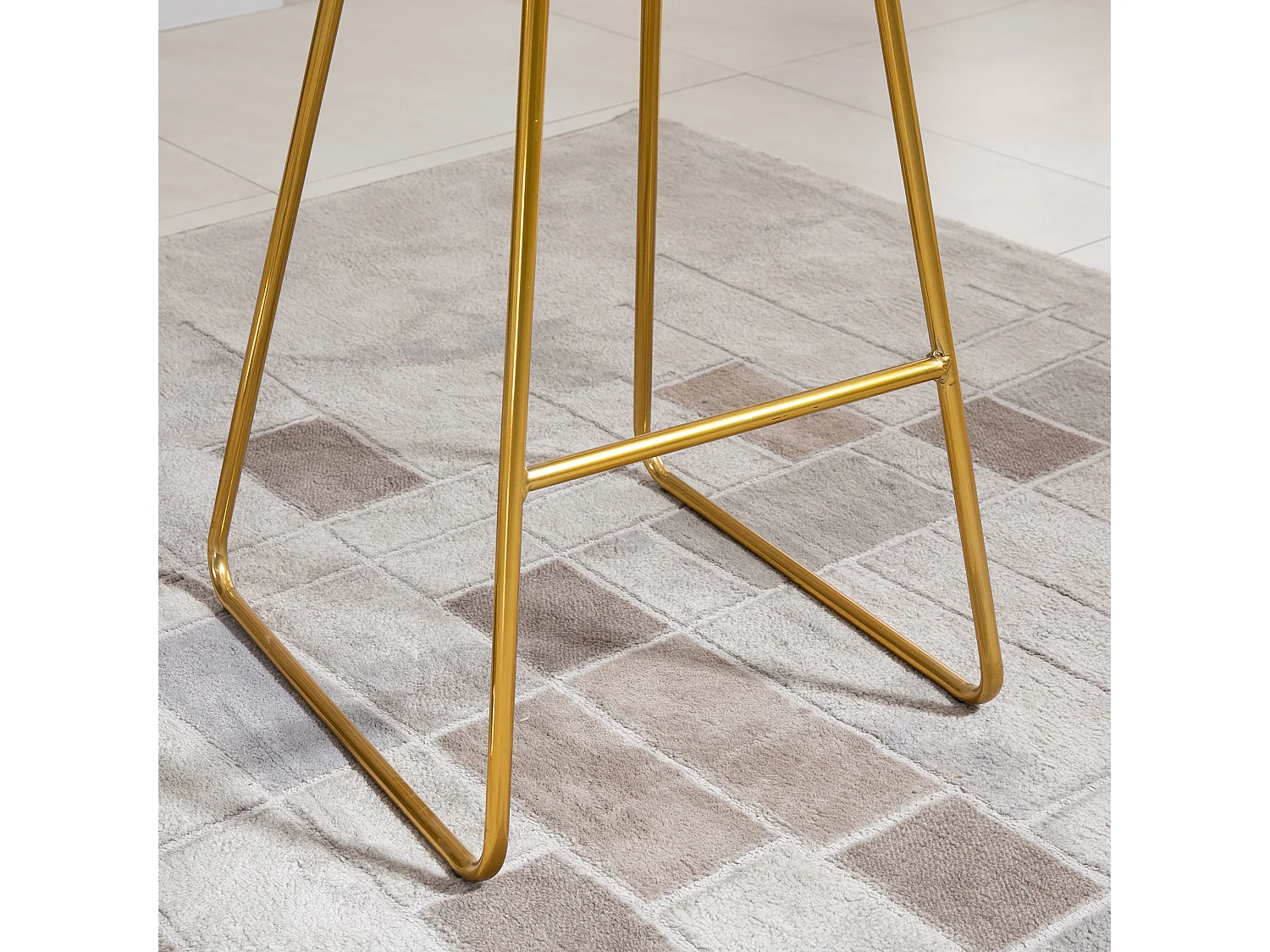 Set 2 sgabelli da bar in metallo con poggiapiedi e cuscino nero