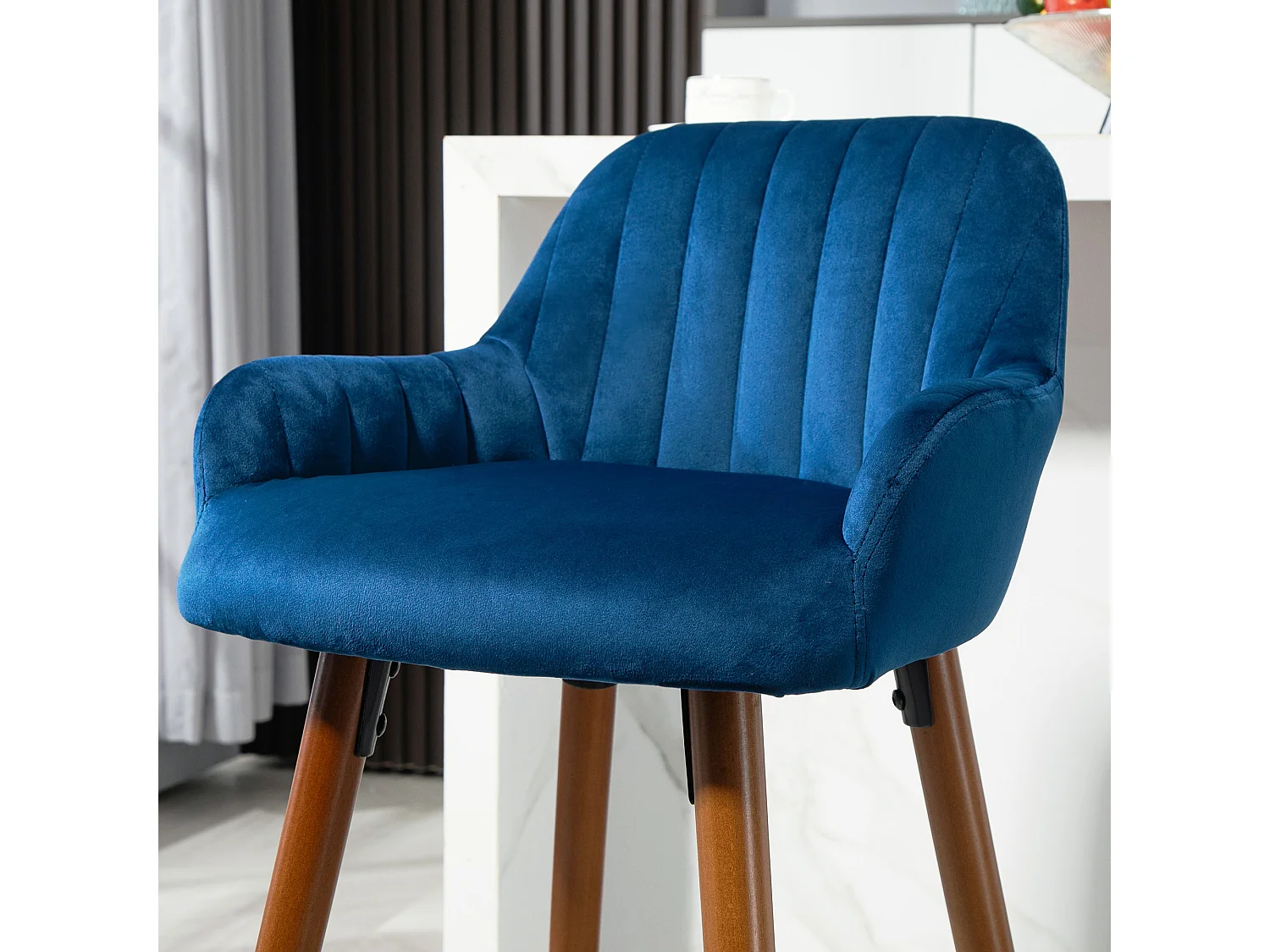 Set 2 sgabelli da bar con schienale e braccioli in velluto blu scuro