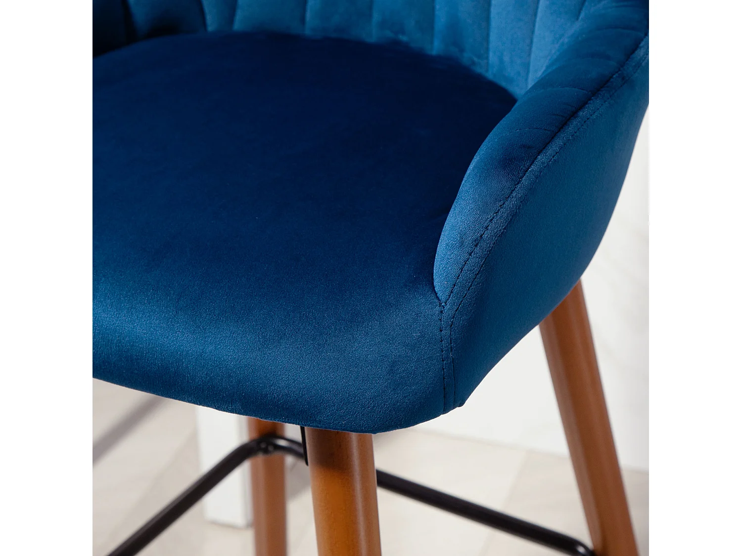 Set 2 sgabelli da bar con schienale e braccioli in velluto blu scuro