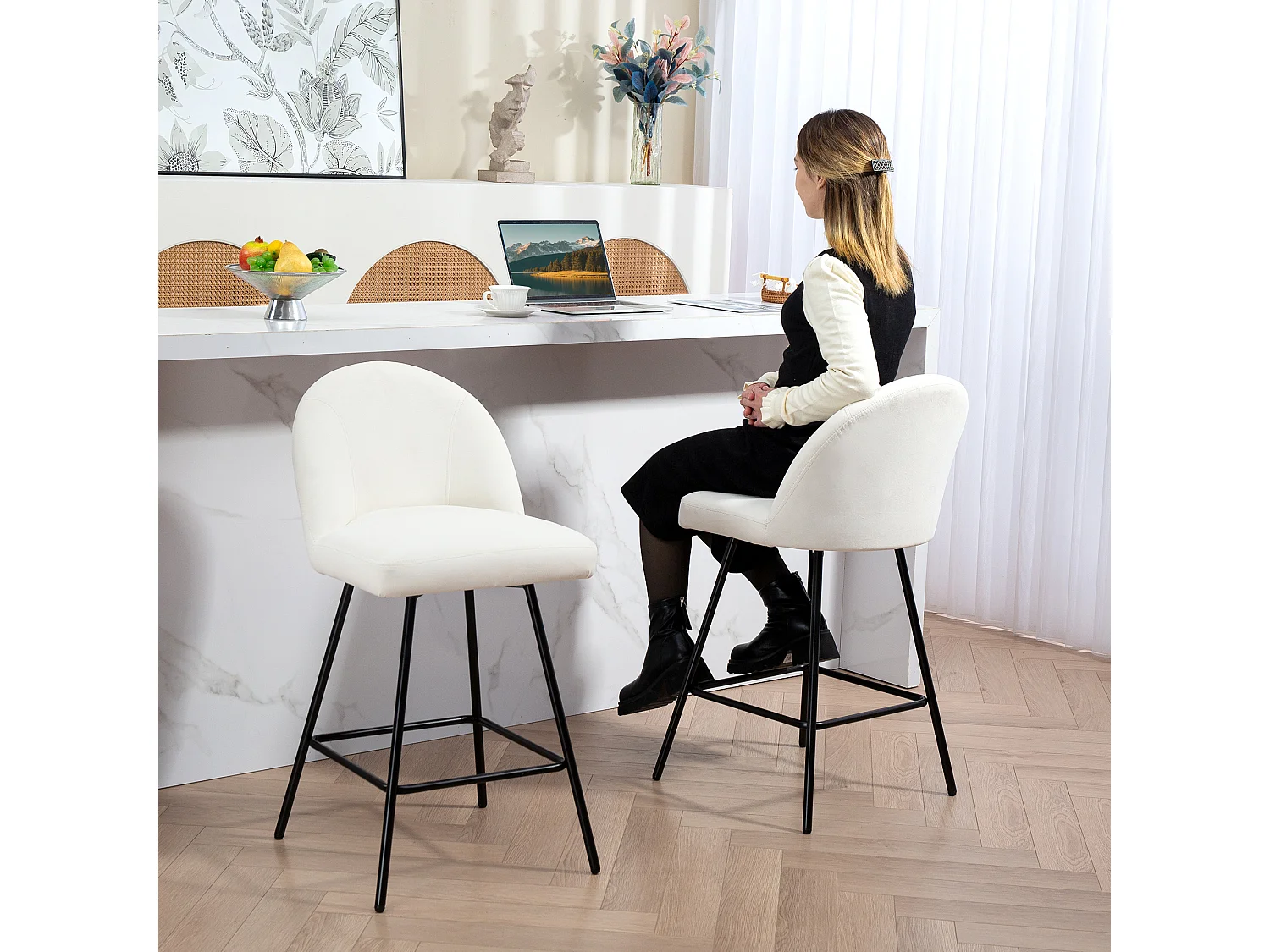 Set 2 sgabelli da bar con schienale e poggiapiedi in velluto crema