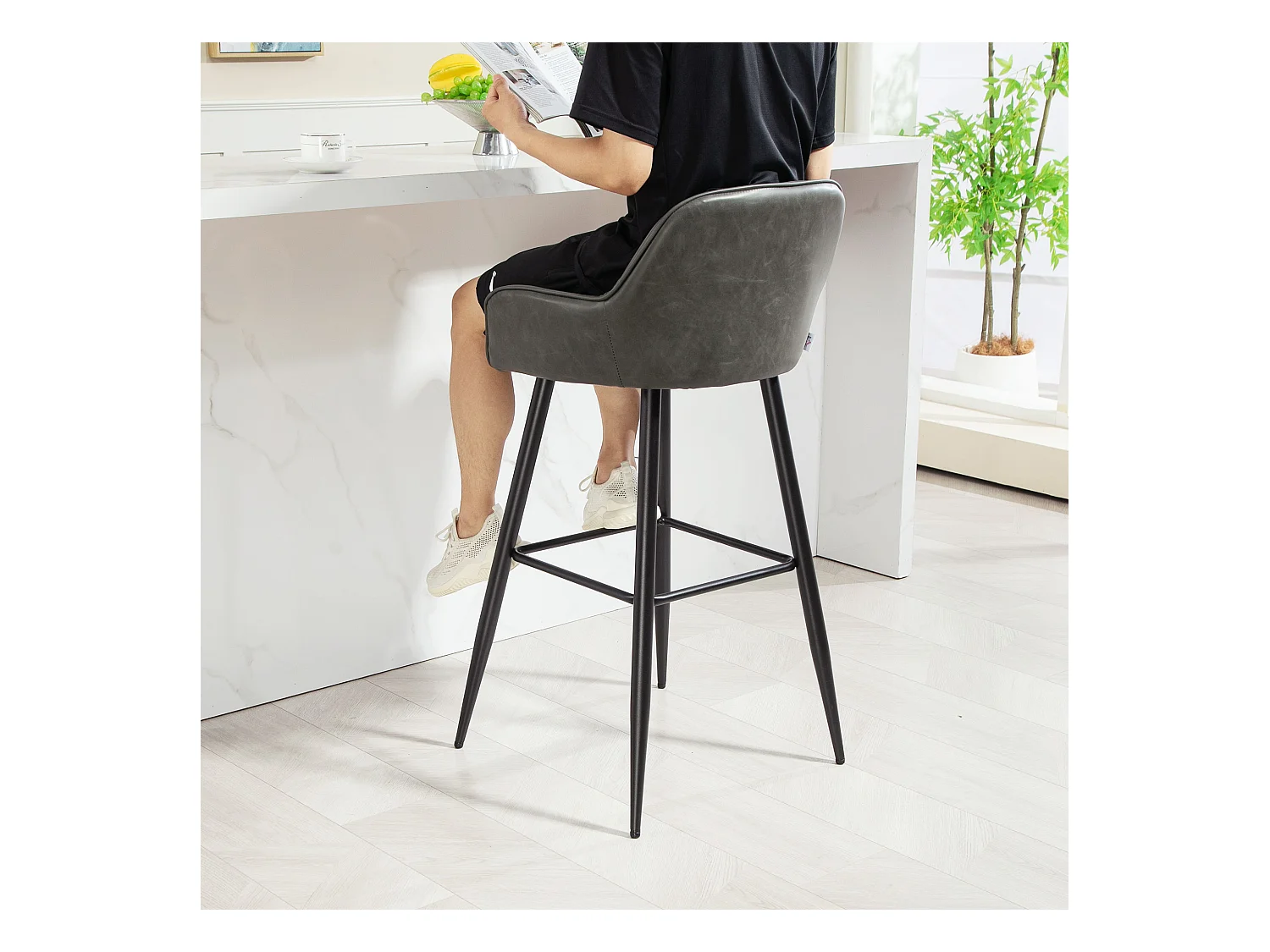 Set 2 sgabelli da bar con poggiapiedi in finta pelle grigio