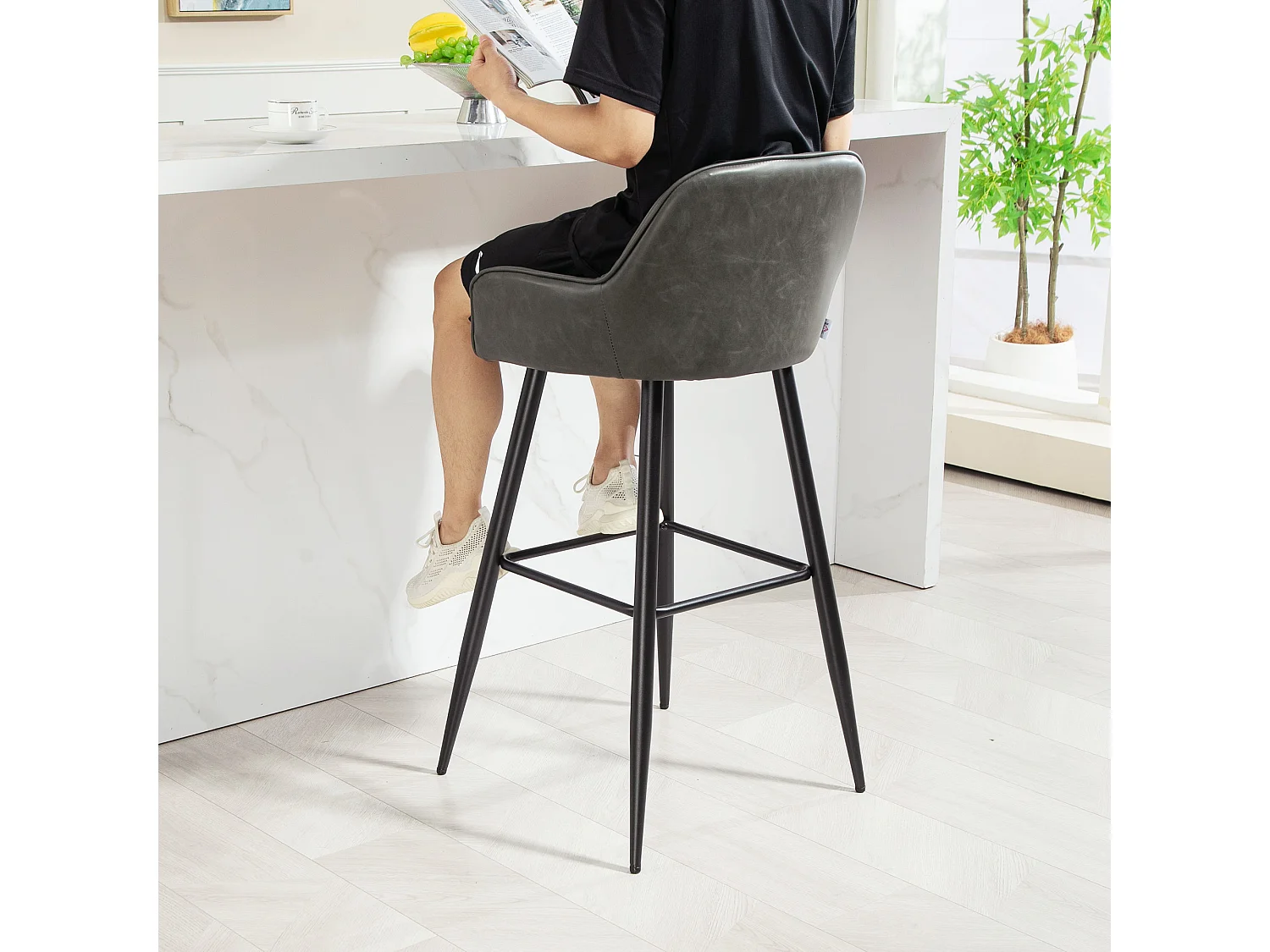 Set 2 sgabelli da bar con poggiapiedi in finta pelle grigio