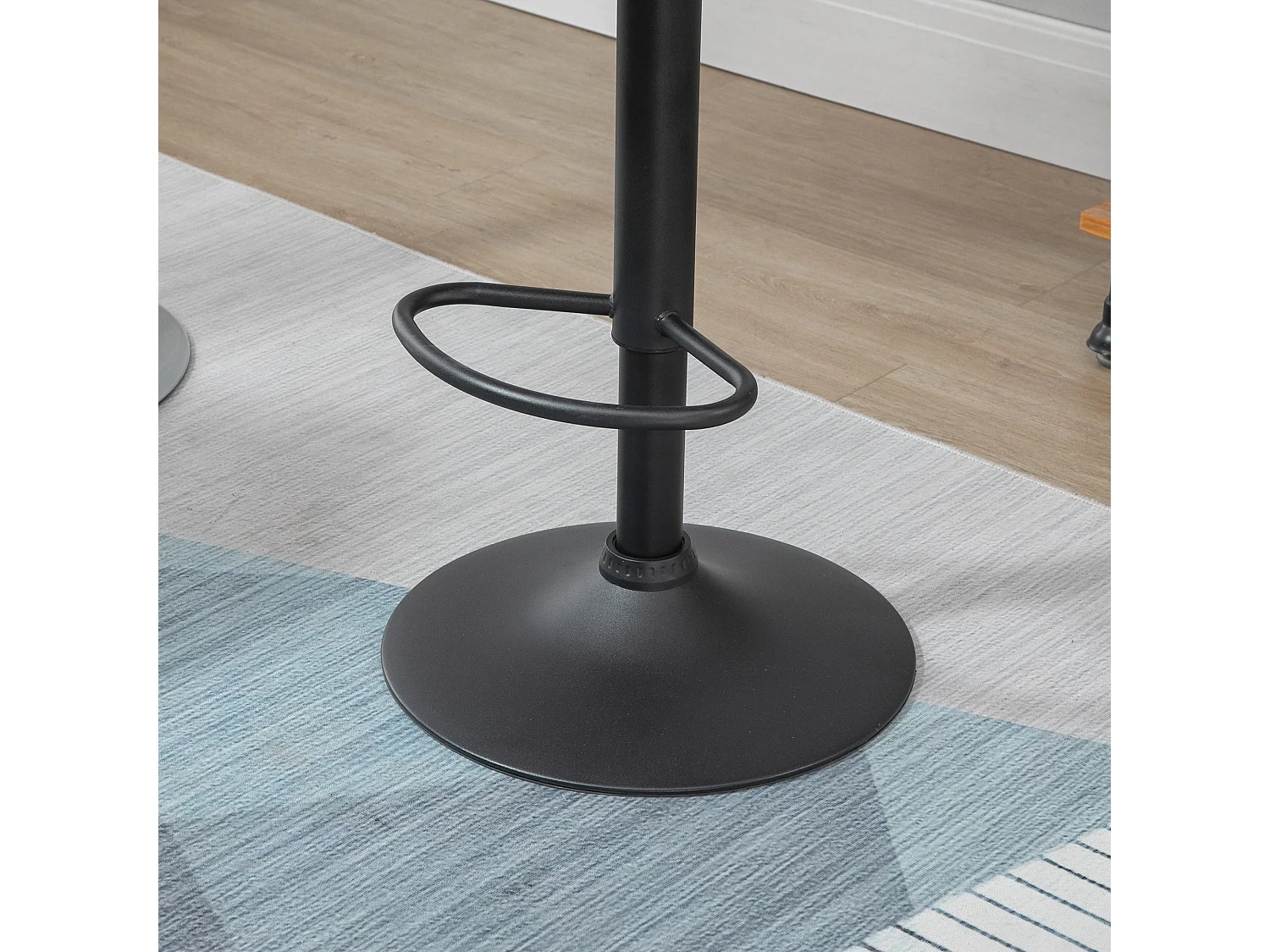 Set 2 sgabelli da bar girevoli altezza regolabile in similpelle