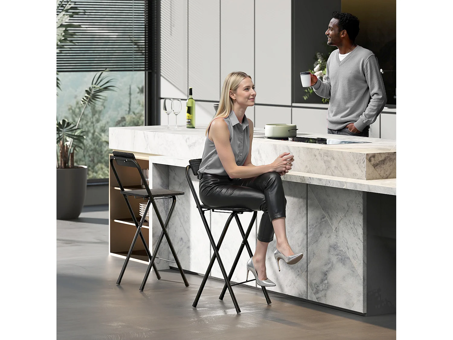 Set 2 sgabelli da bar pieghevoli con poggiapiedi in mdf e acciaio nero