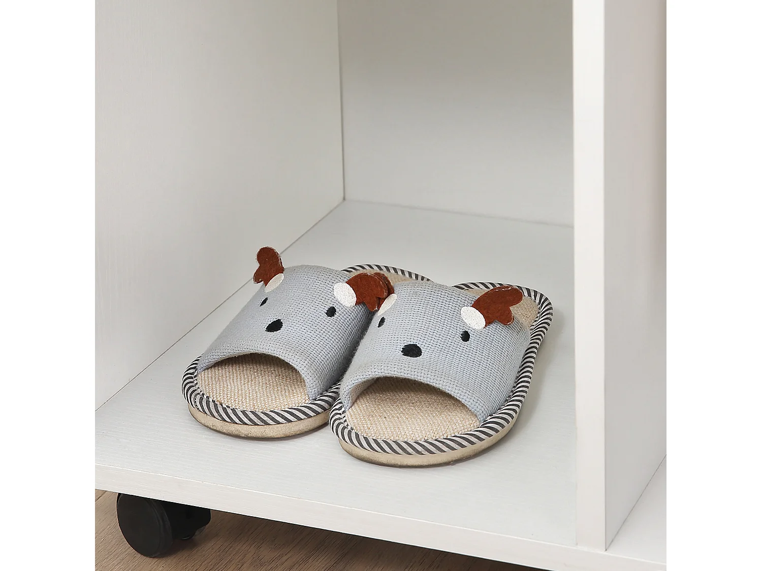 Stand appendiabiti con 3 ripiani attaccapanni e ruote in legno