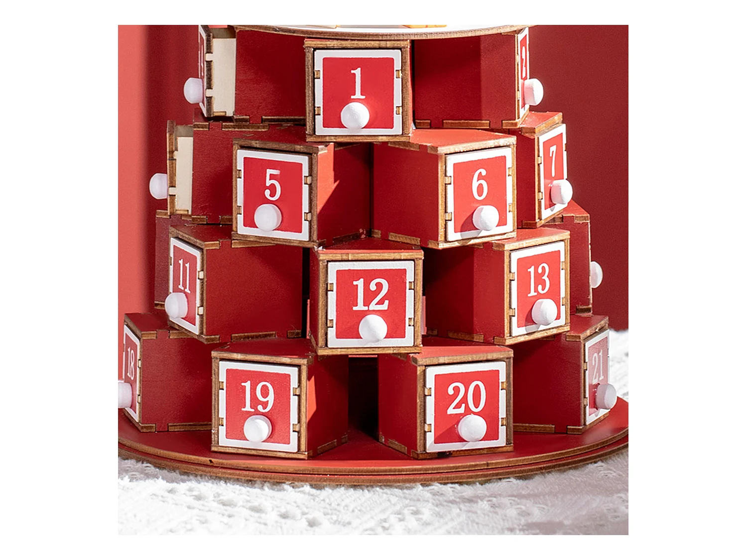 Calendario avvento in legno a cono con motivi a tema e luci led