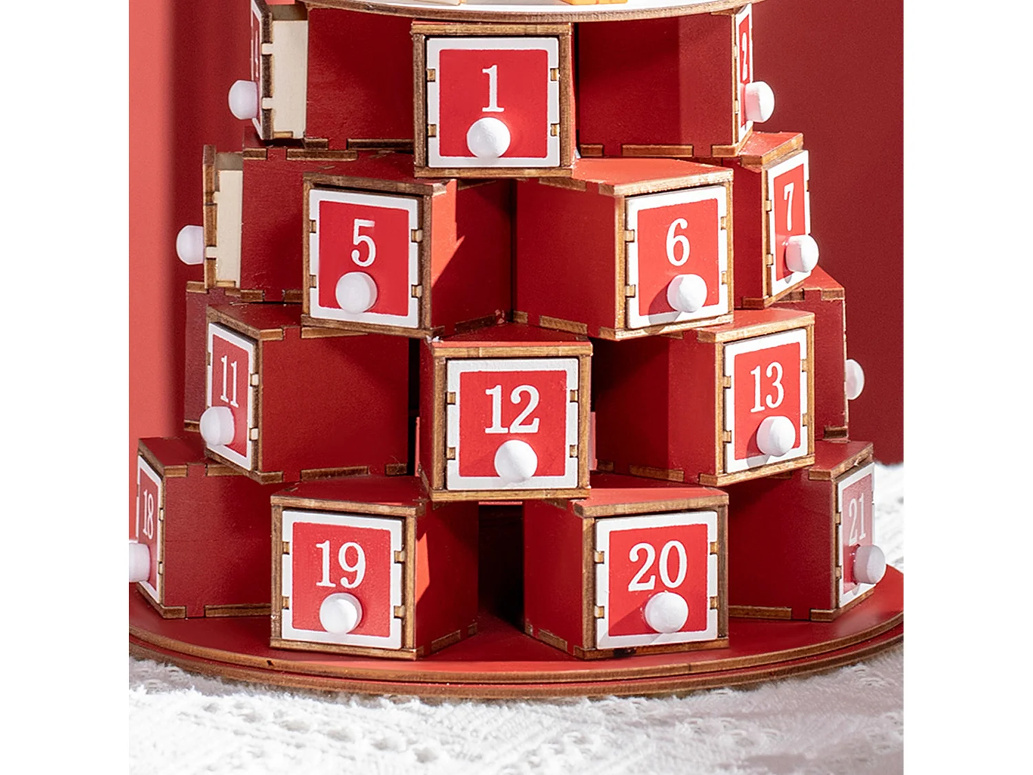 Calendario avvento in legno a cono con motivi a tema e luci led