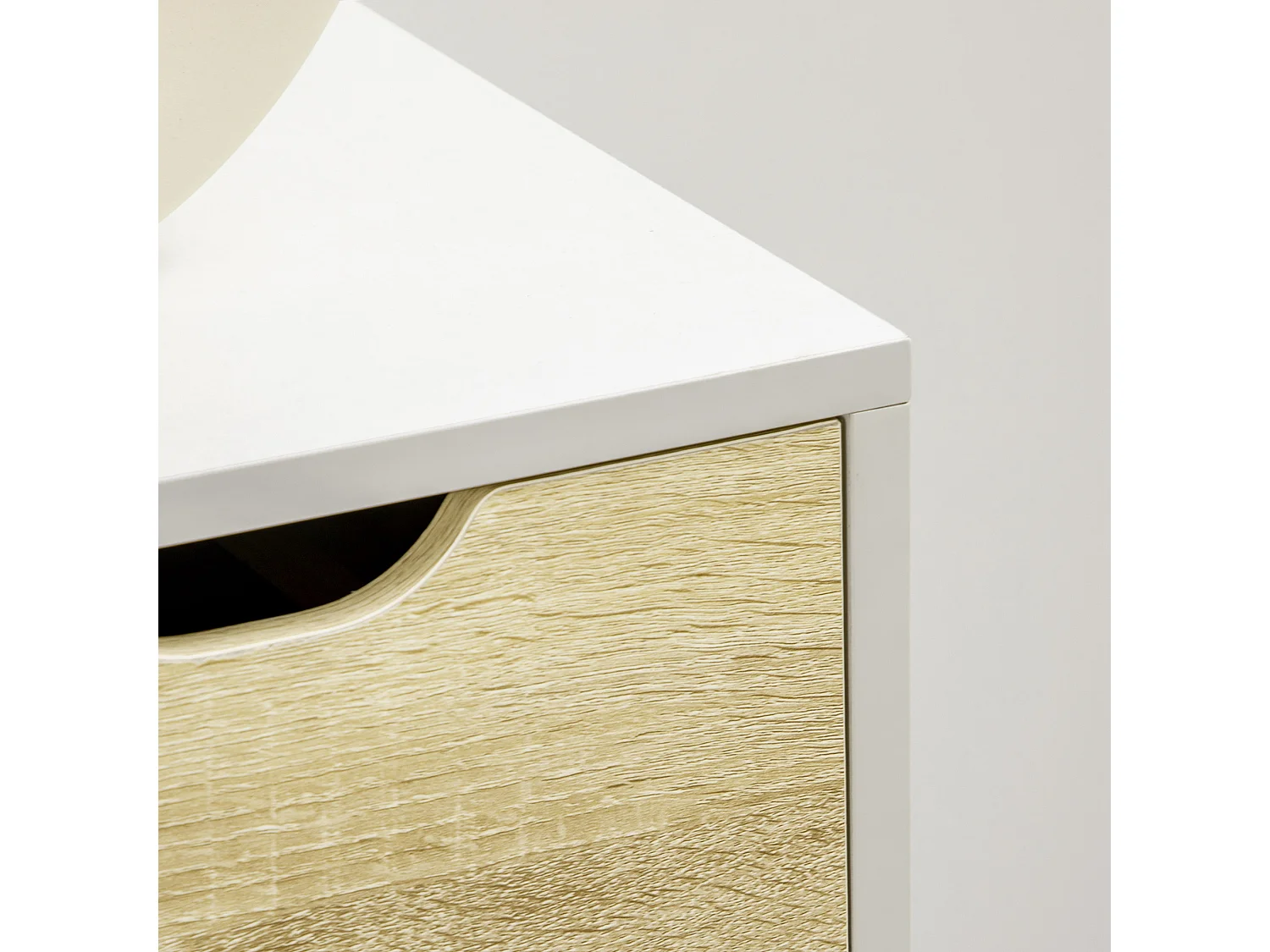 Cassettiera 5 cassetti con maniglie intagliate colore legno e bianco