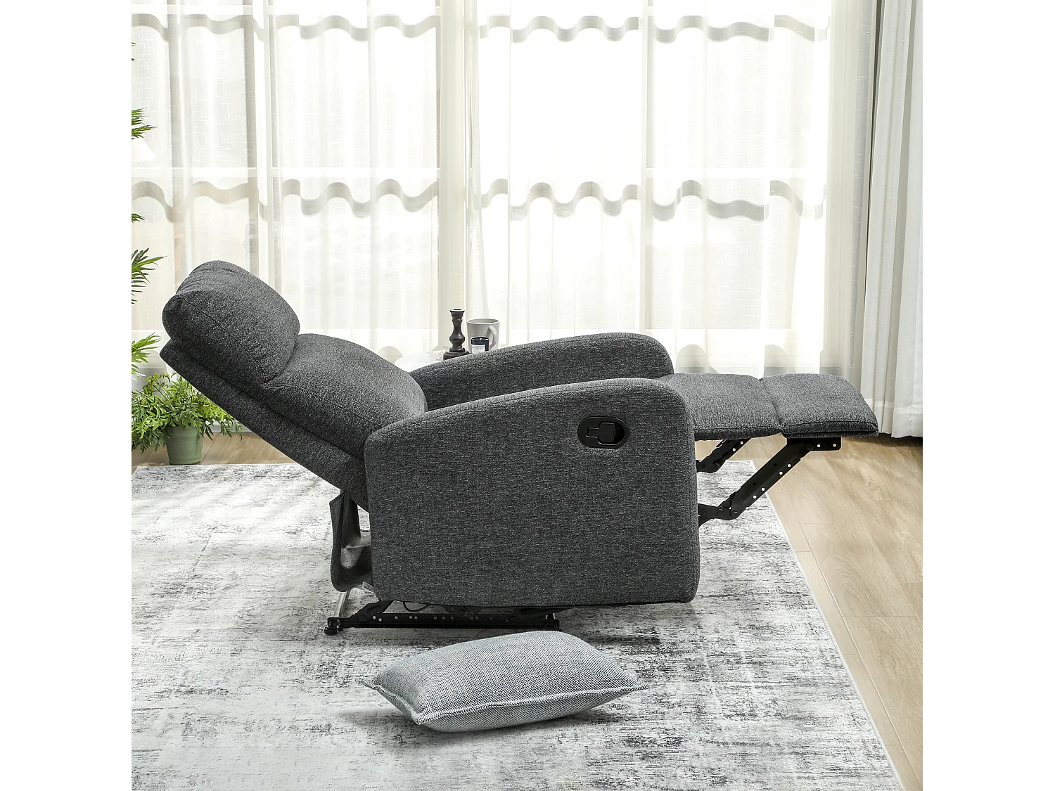 Poltrona moderna reclinabile 145° max rivestita in ciniglia grigia