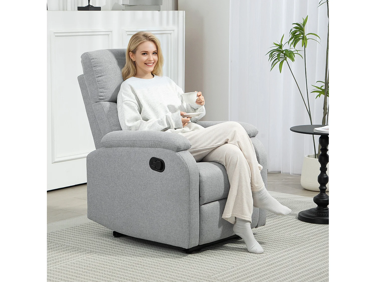 Poltrona reclinabile manualmente con poggiapiedi in tessuto grigio