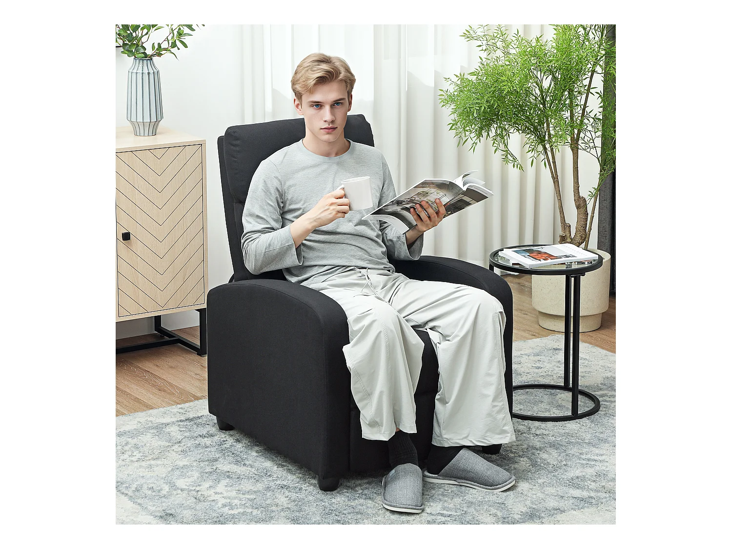 Poltrona relax reclinabile manualmente con poggiapiedi in tessuto nero