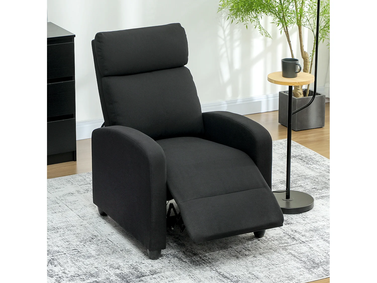 Poltrona relax reclinabile manualmente con poggiapiedi in tessuto nero