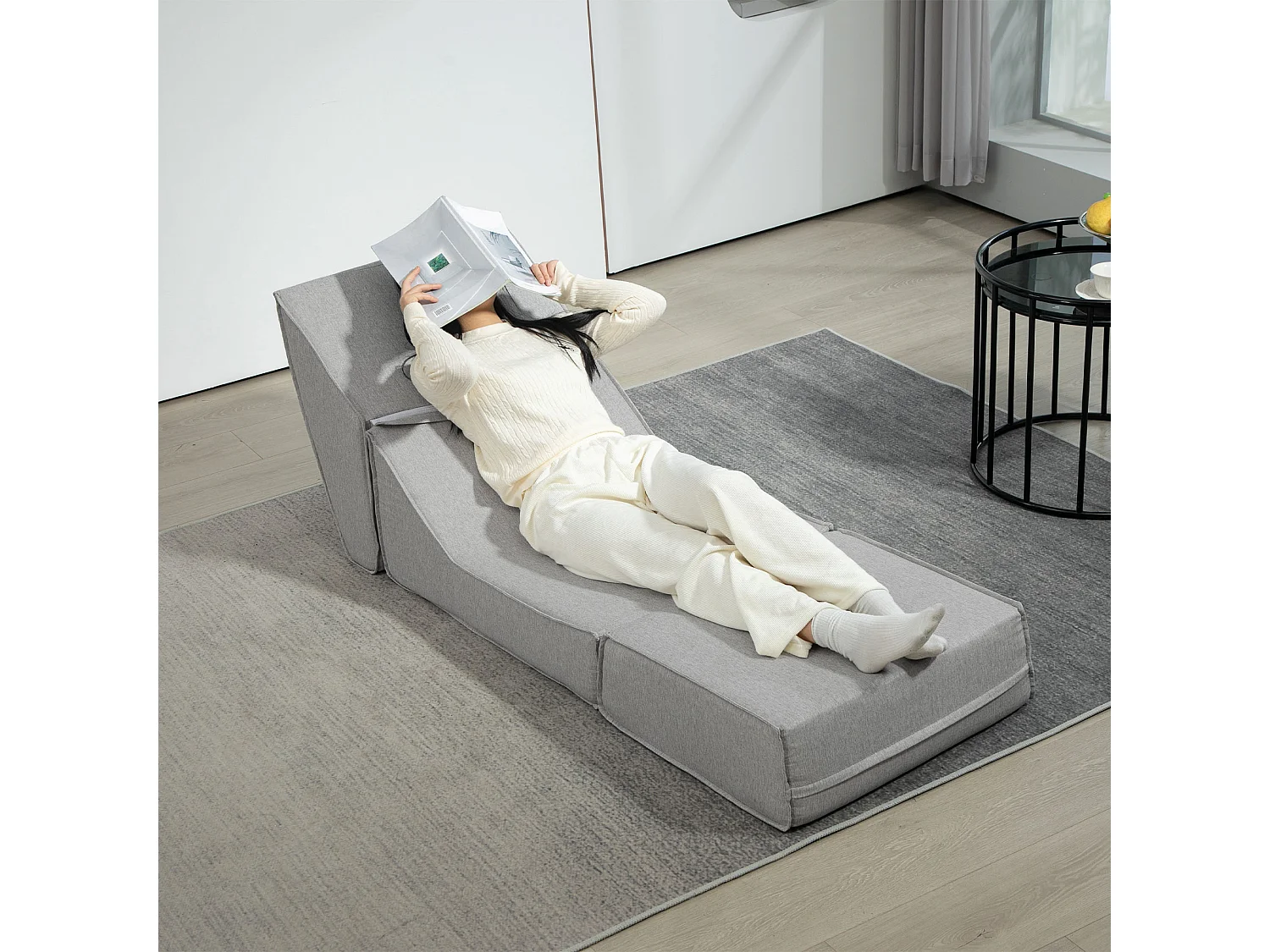 Poltrona da pavimento convertibile in chaise longue grigio chiaro