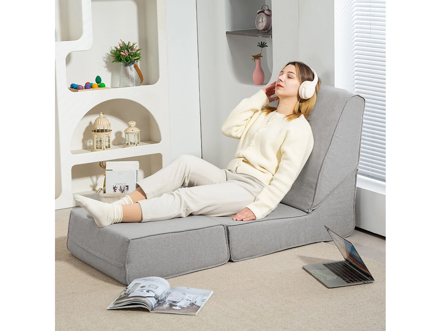 Poltrona da pavimento convertibile in chaise longue grigio chiaro