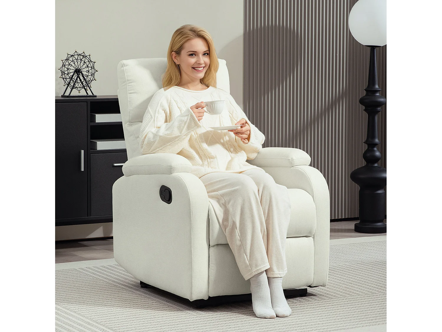 Poltrona reclinabile manualmente con poggiapiedi in tessuto crema