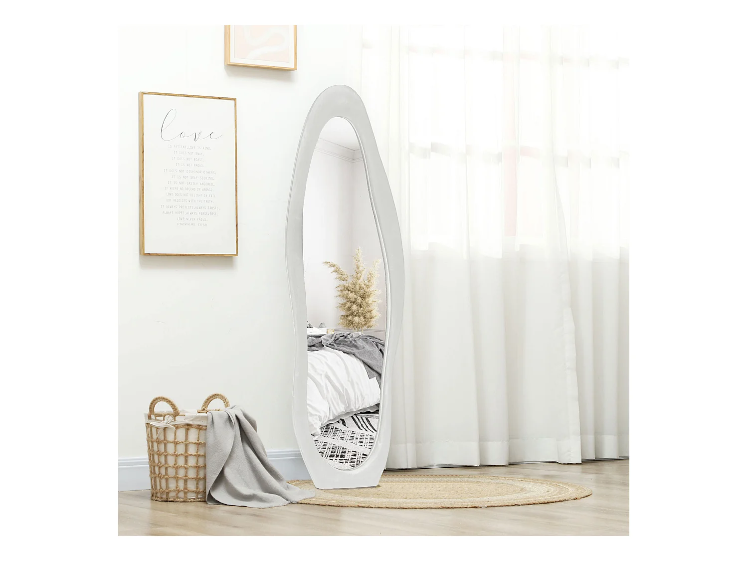 Specchio da terra e parete con cornice ondulata in velluto bianco