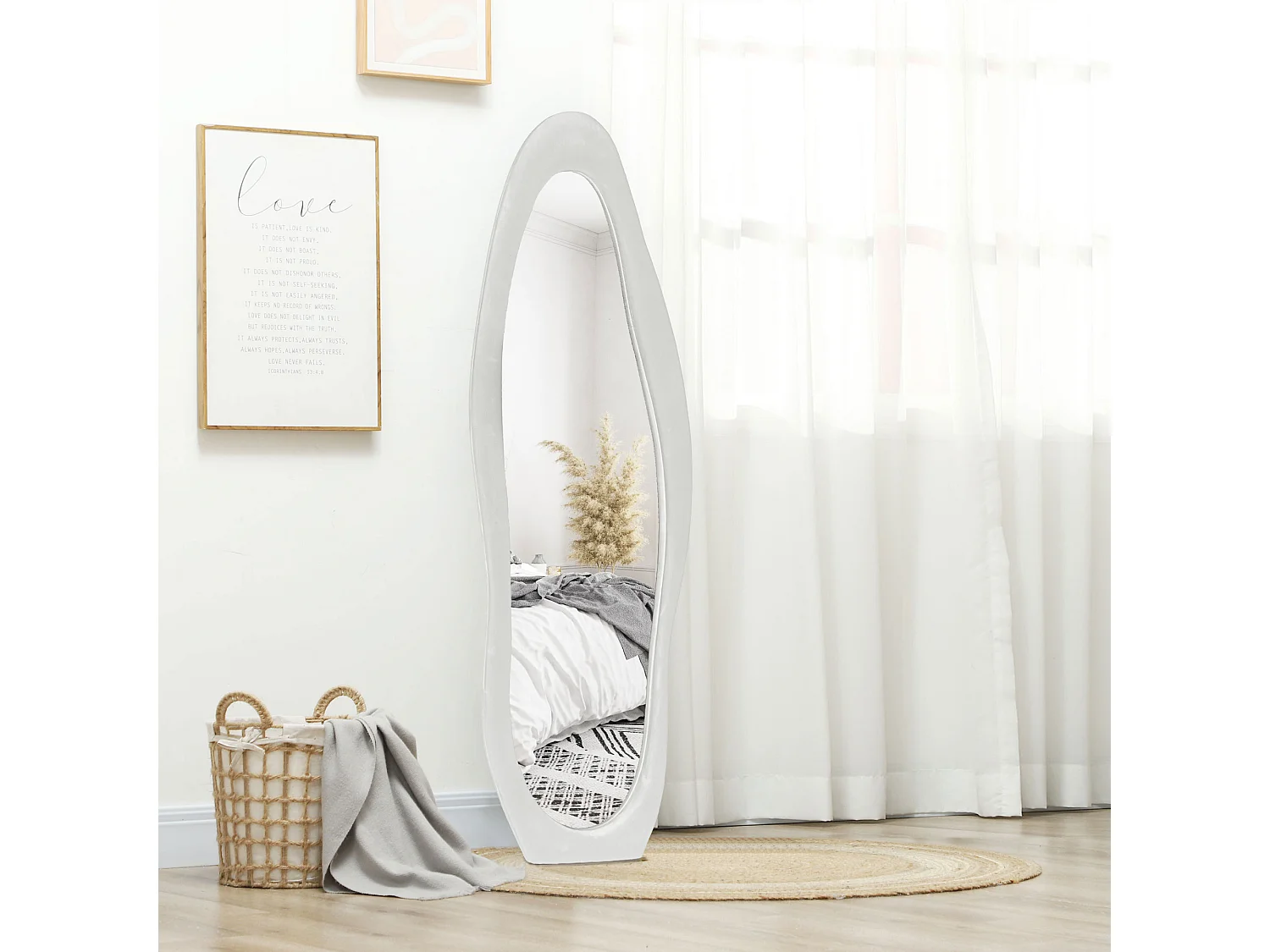 Specchio da terra e parete con cornice ondulata in velluto bianco