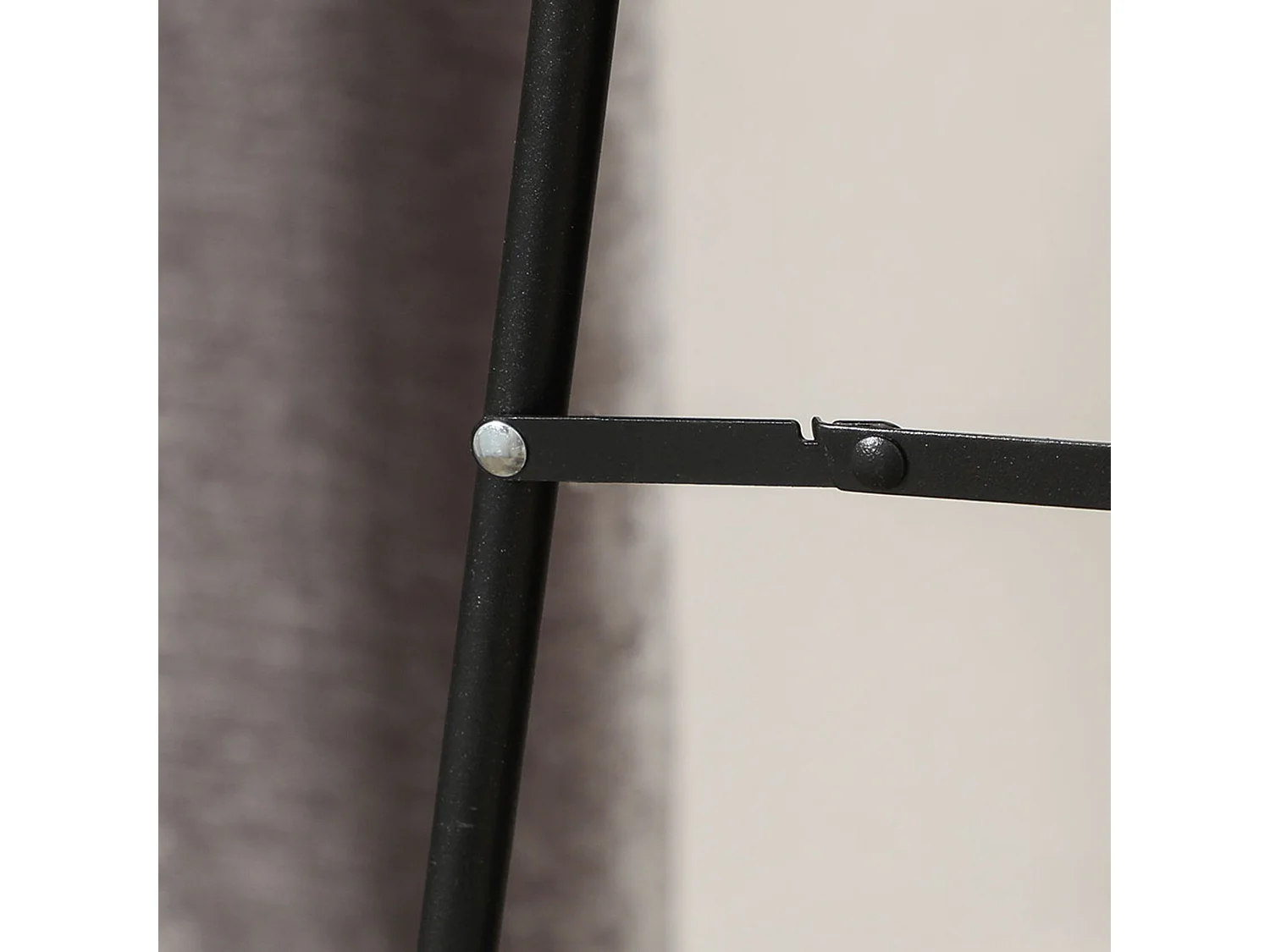 Specchio da terra e parete con cornice ondulata in velluto bianco