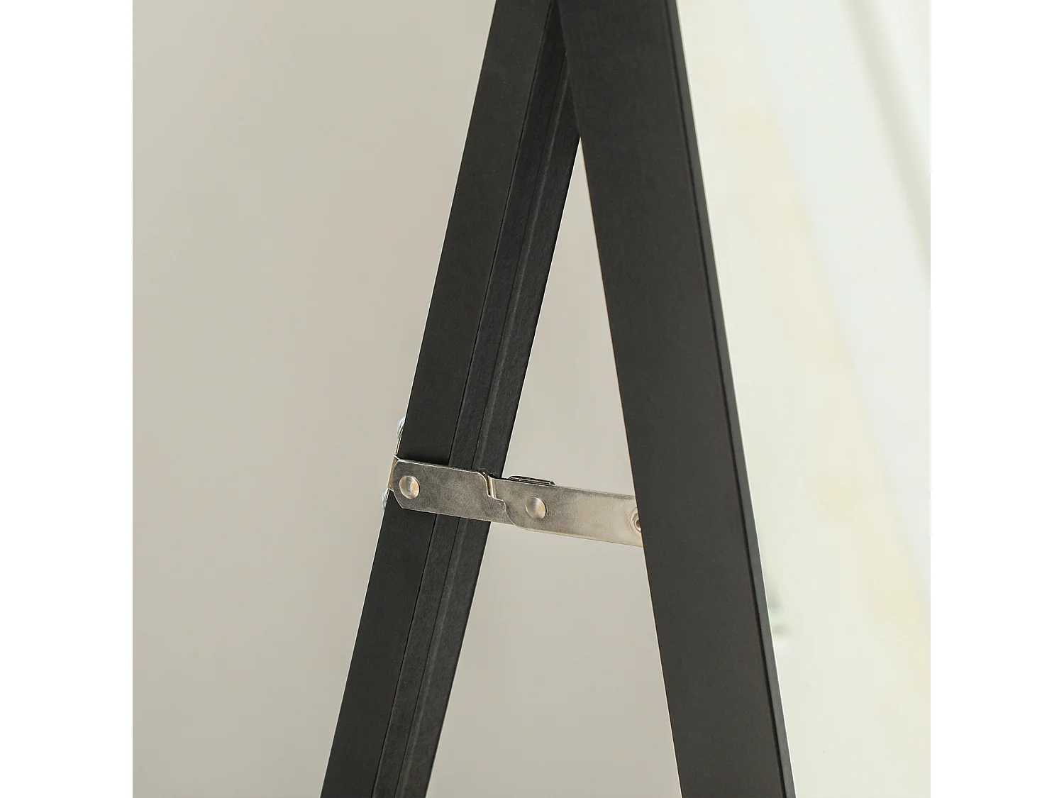 Specchio a figura intera con supporto e cornice in mdf nero e oro