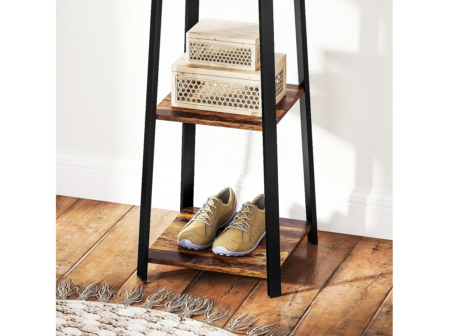 Appendiabiti da terra con 8 ganci e ripiani centrali marrone