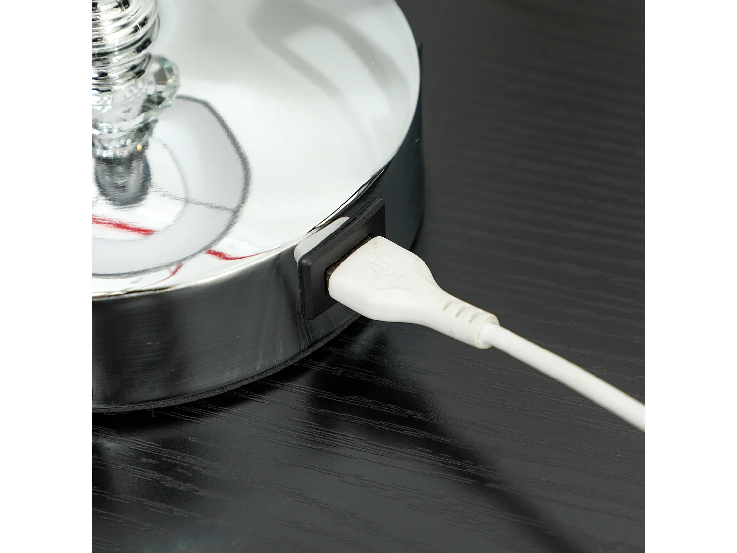 Lampada da tavolo con cristalli e porta usb bianco e argento