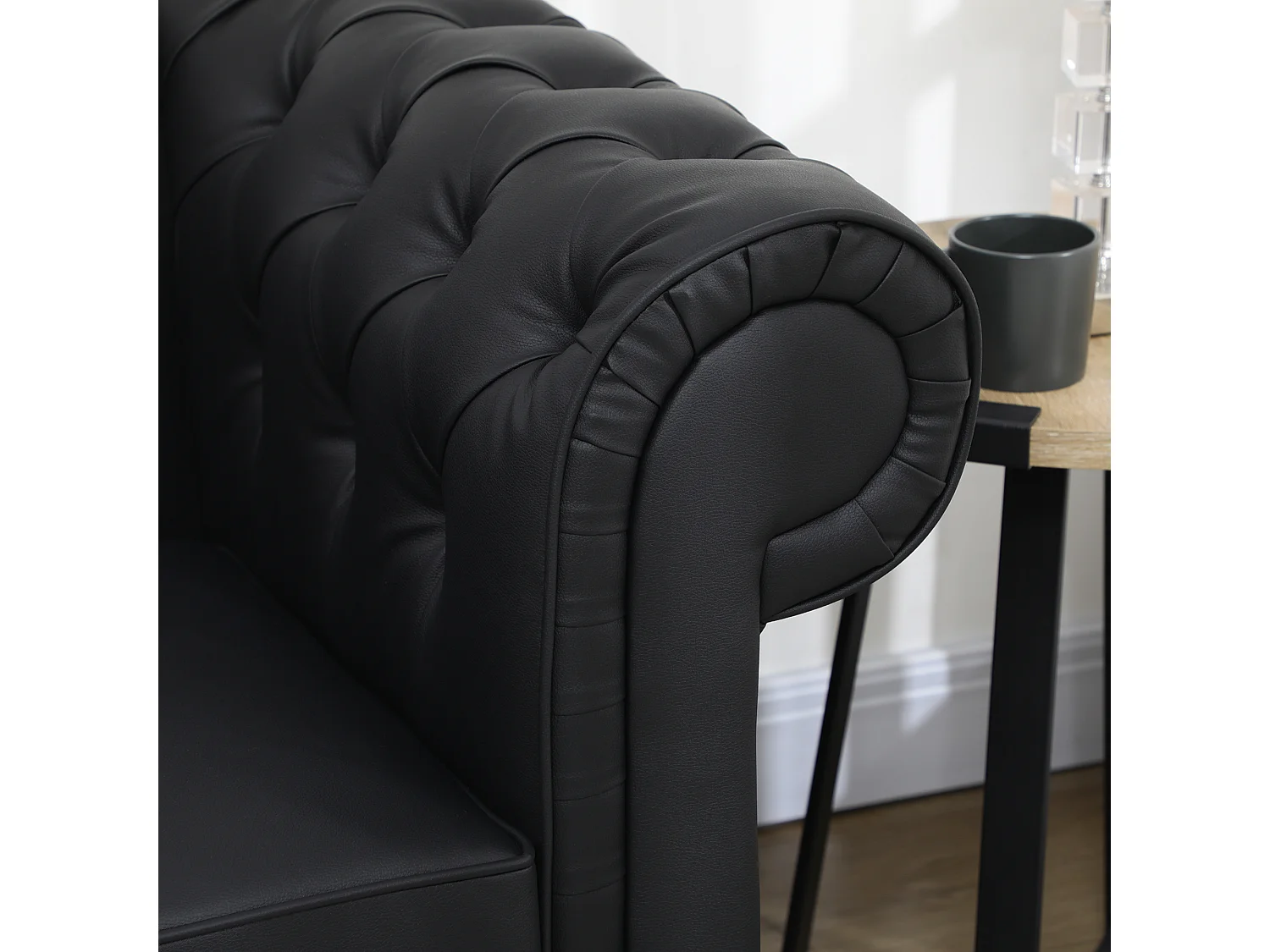 Divano 2 posti in ecopelle marrone scuro con gambe in legno