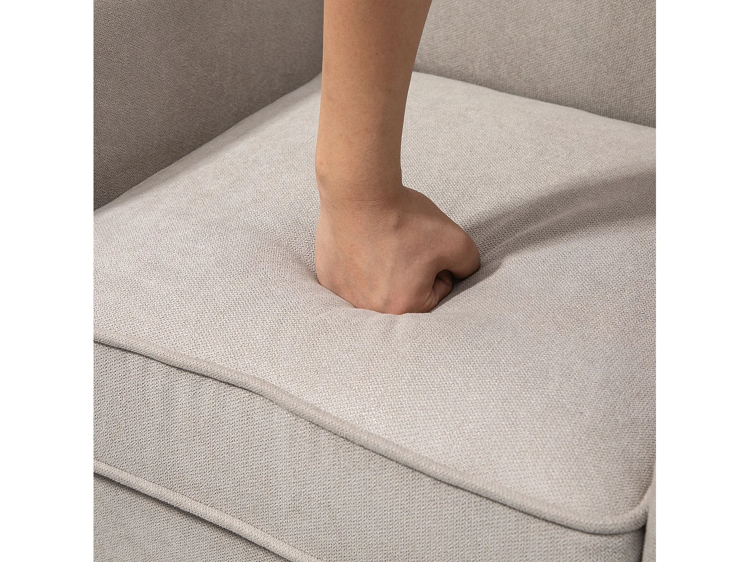 Poltrona d'arredo in stile nordico con braccioli grigio e marrone