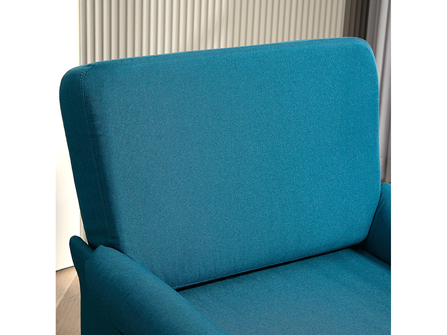 Poltrona con braccioli arrotolati in tessuto traspirante verde