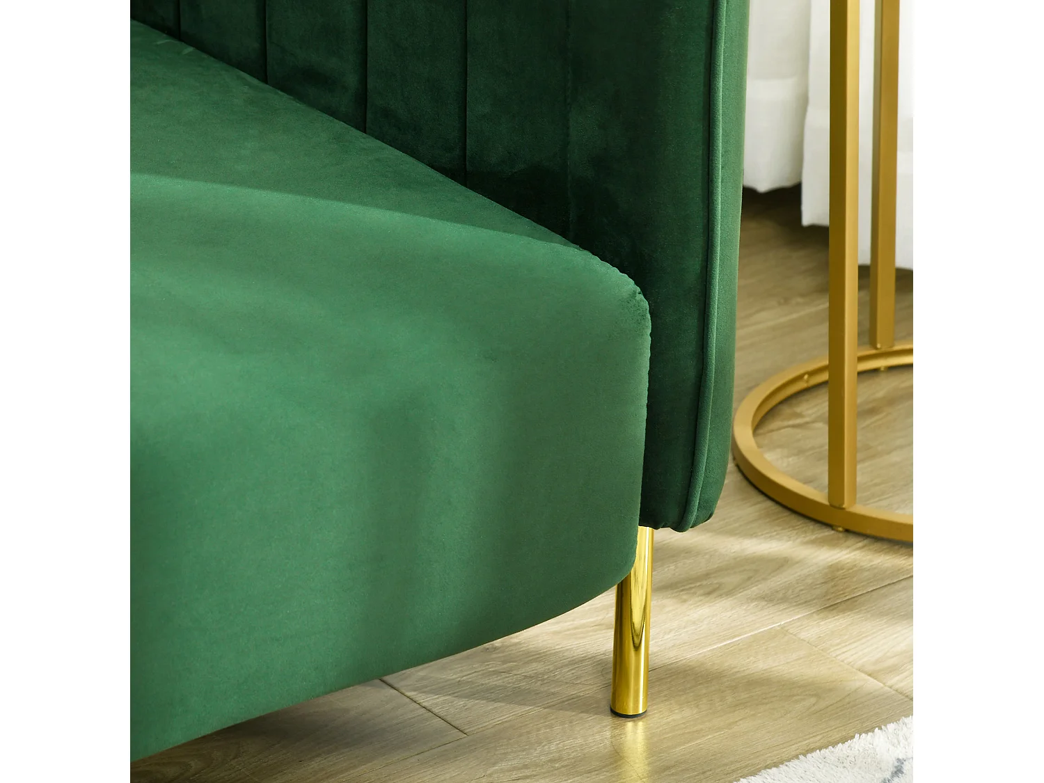 Divano 3 posti con cuscini imbottiti e gambe in acciaio verde