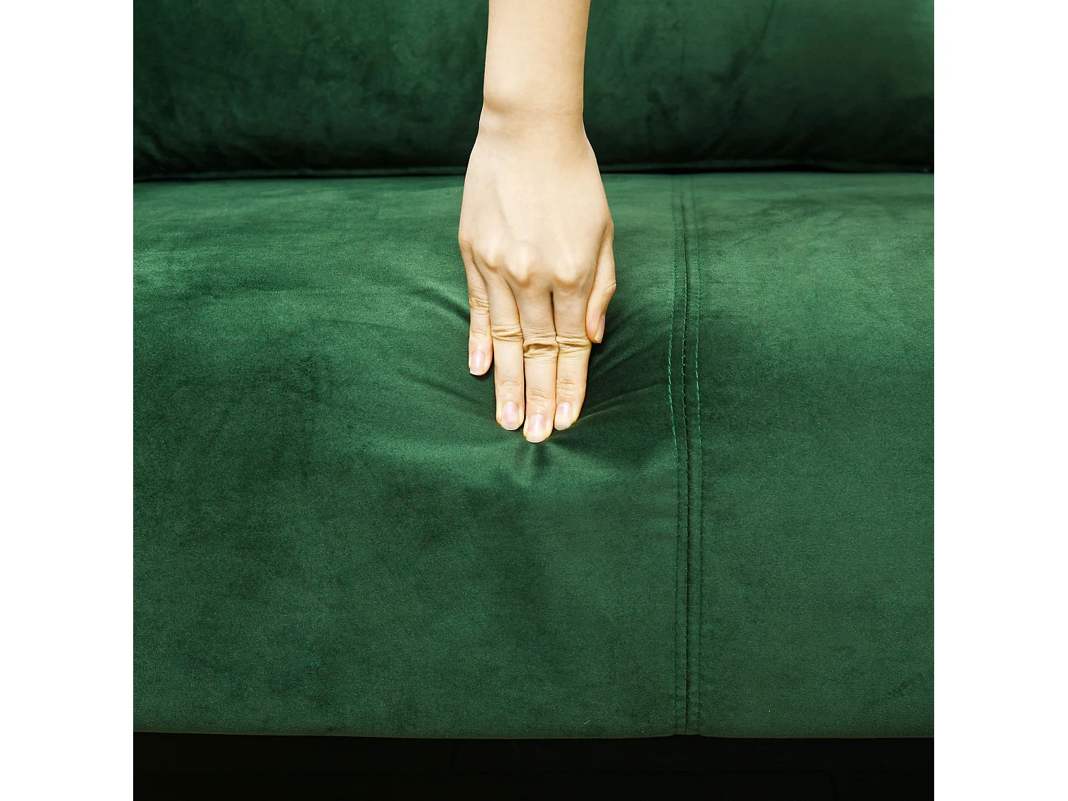 Divano 3 posti con cuscini imbottiti e gambe in acciaio verde