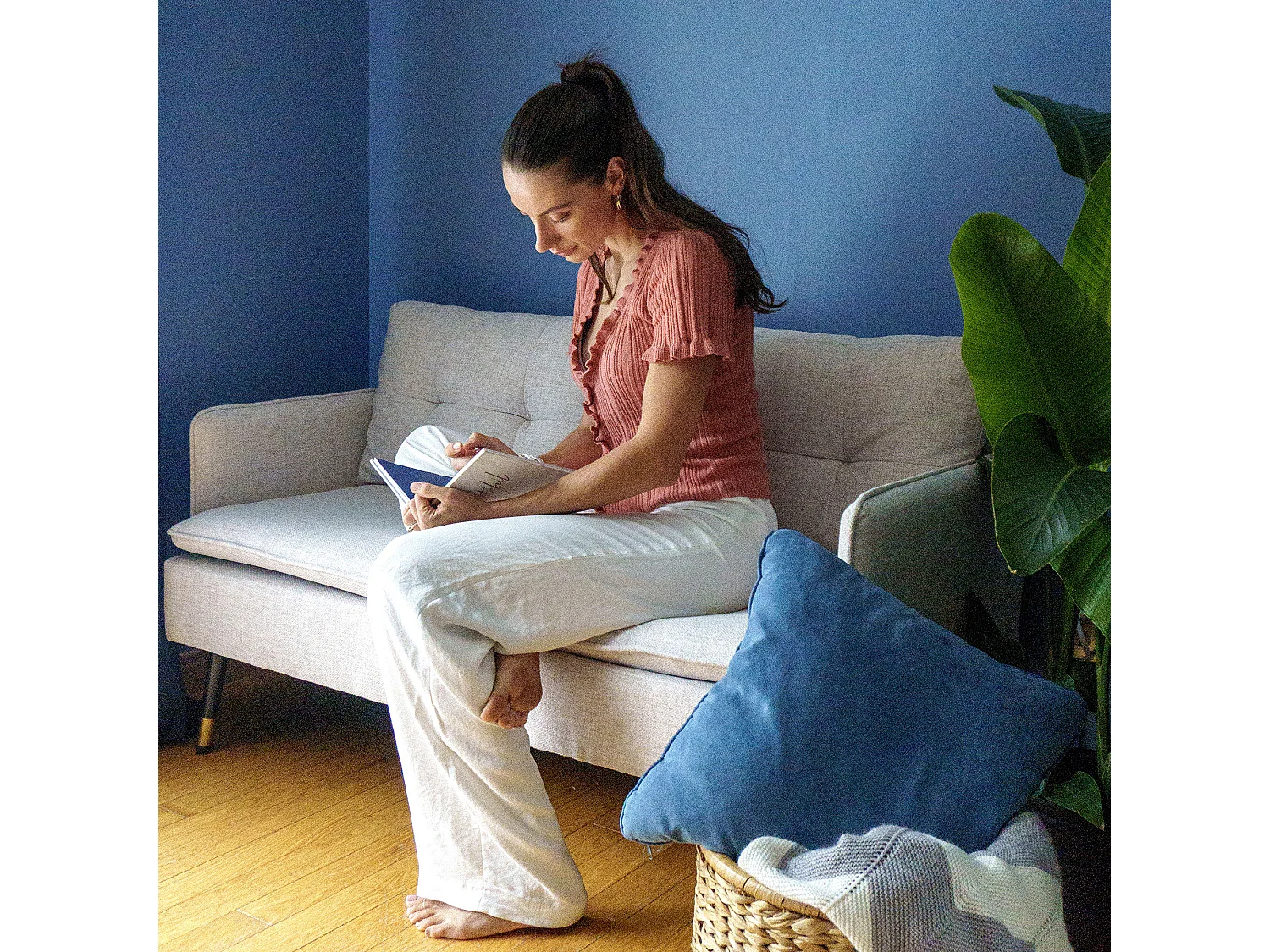 Divano 2 posti in tessuto effetto lino con cuscini bianco crema