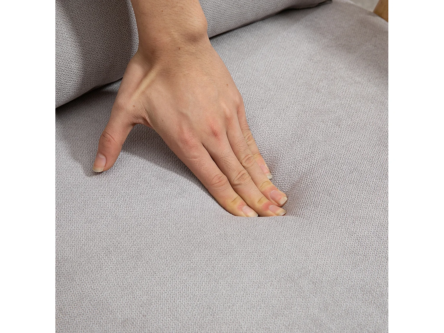 Poltrona moderna in legno con rivestimento vellutato grigio