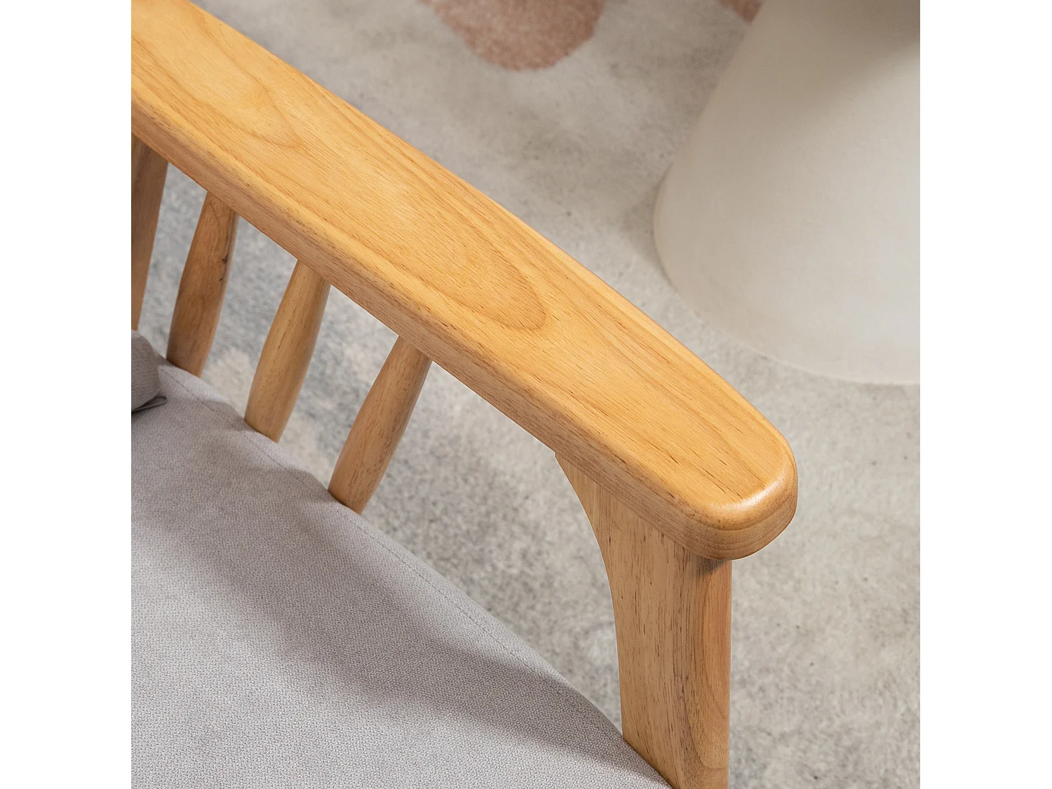 Poltrona moderna in legno con rivestimento vellutato grigio