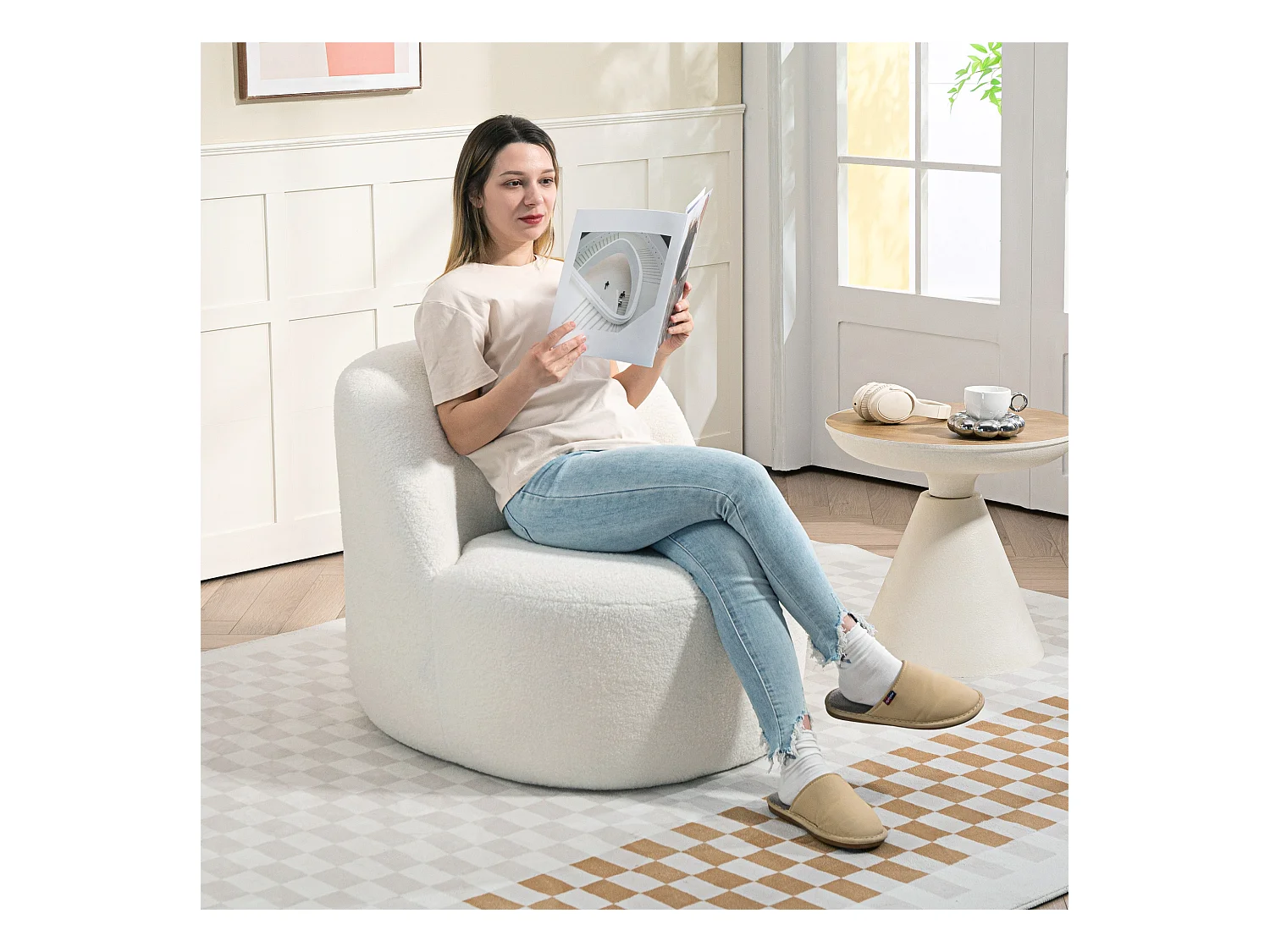 Poltrona per salotto in stile moderno con schienale ergonomico crema