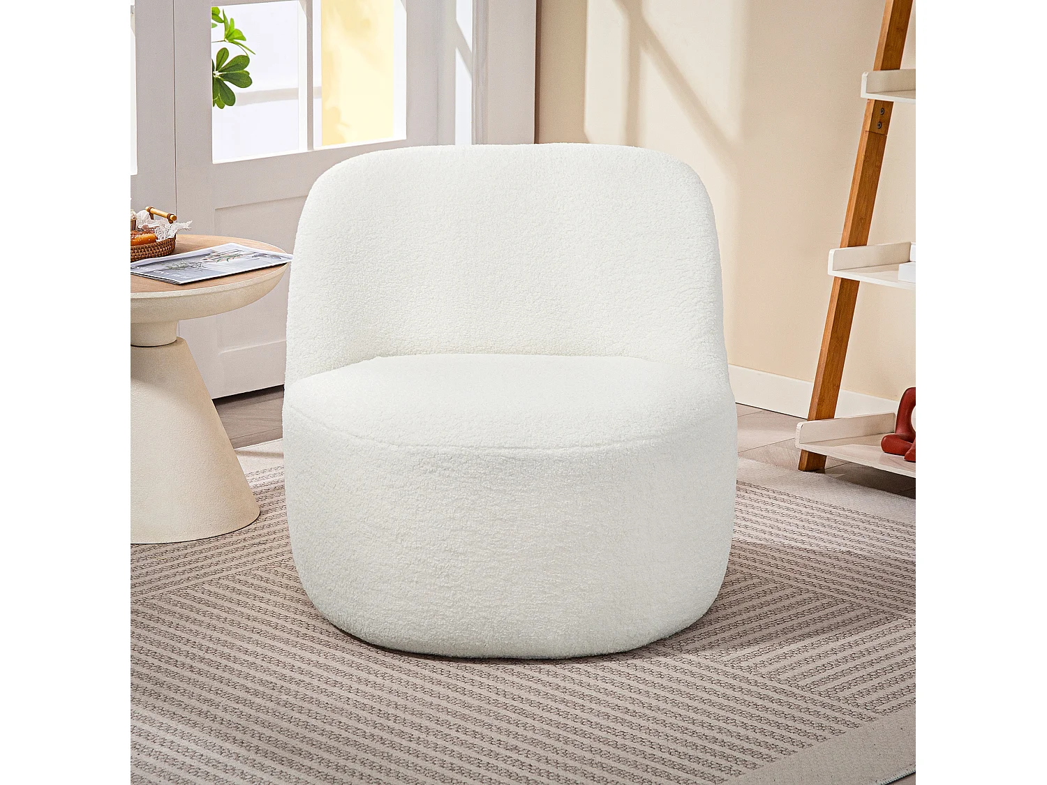 Poltrona per salotto in stile moderno con schienale ergonomico crema