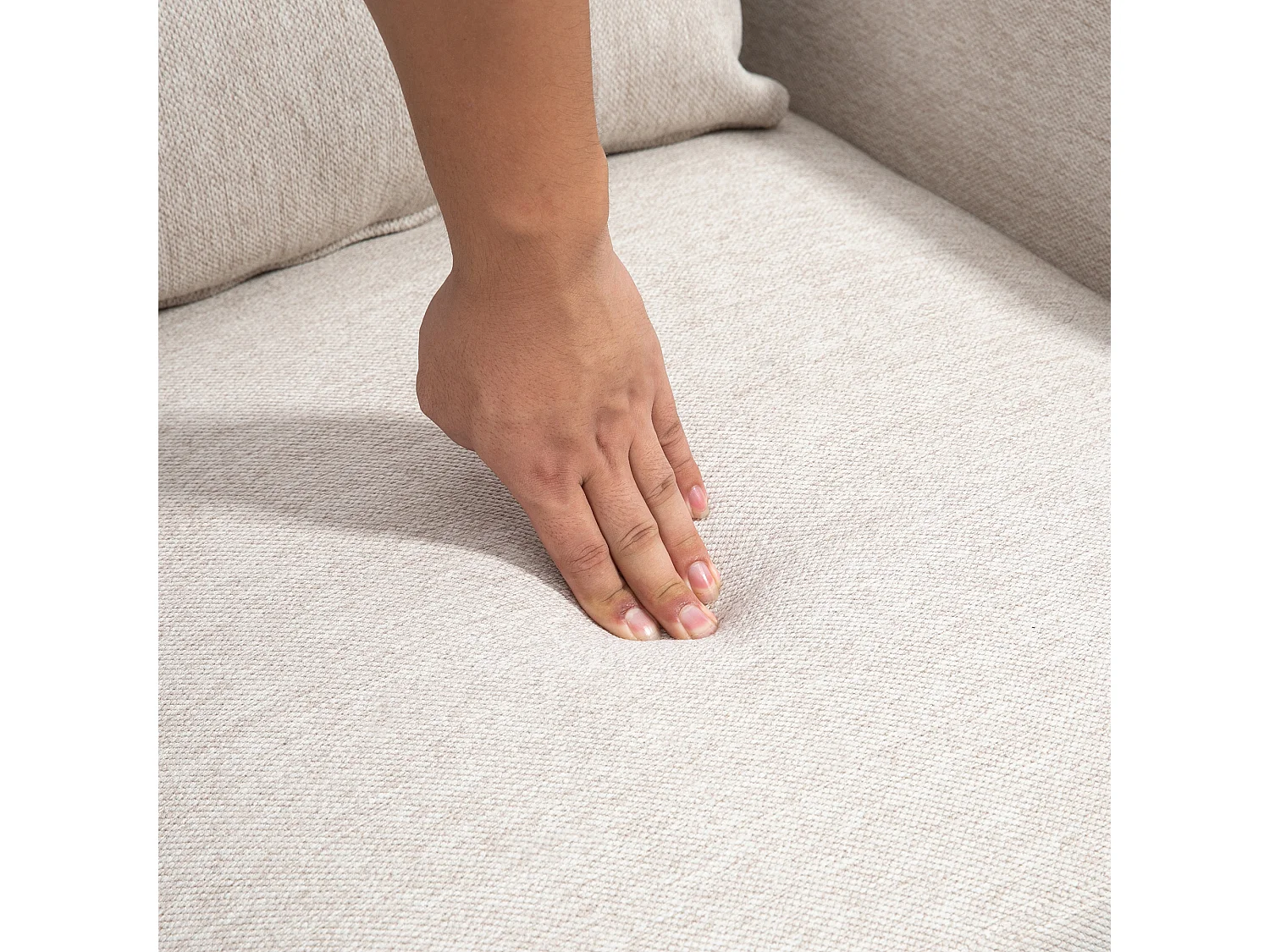 Poltrona moderna d'arredo con schienale imbottito e cuscino crema