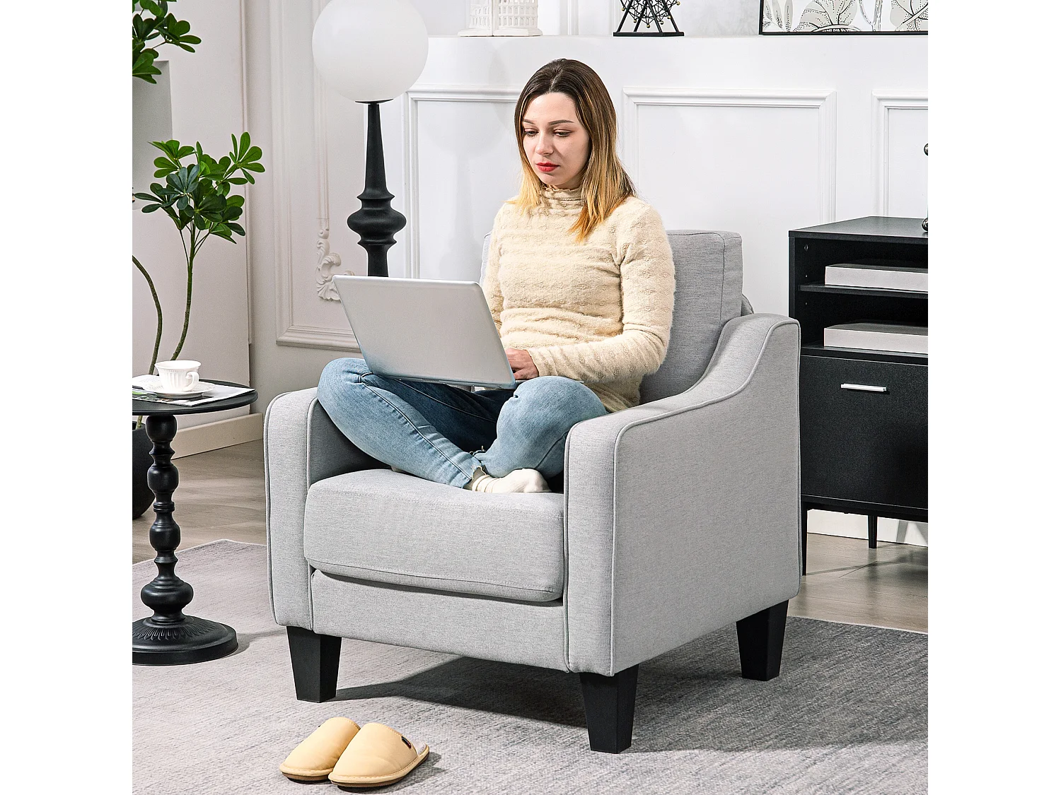 Poltrona moderna con imbottitura spessa in tessuto grigio chiaro