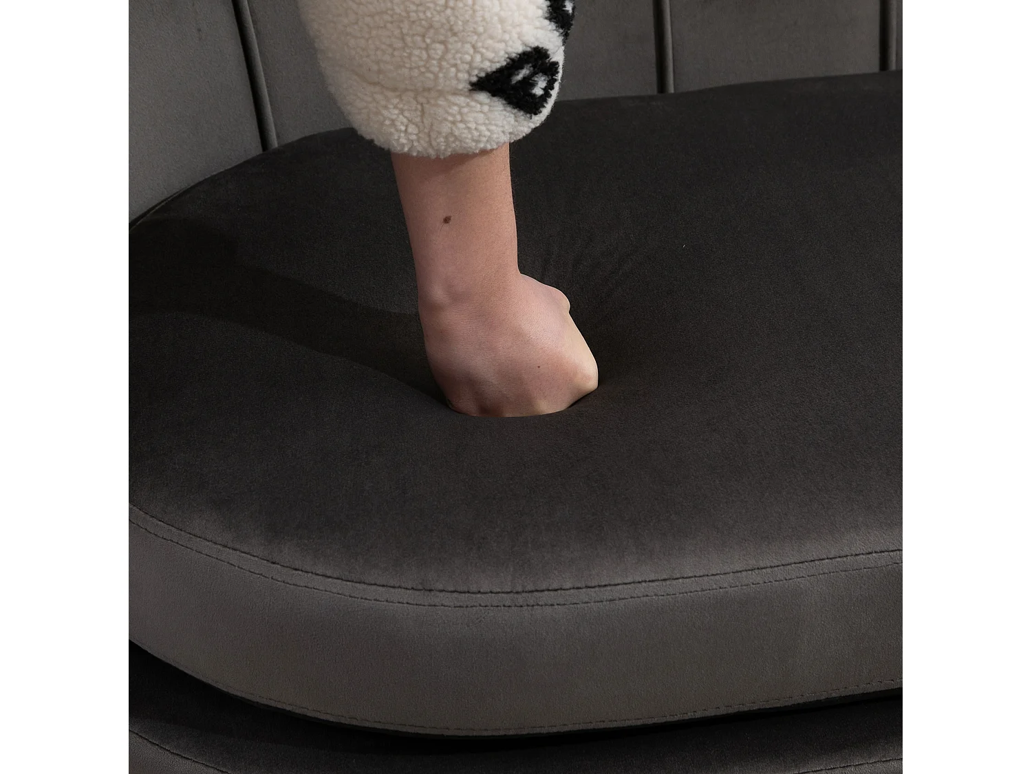 Divano 2 posti in velluto e gambe in metallo grigio