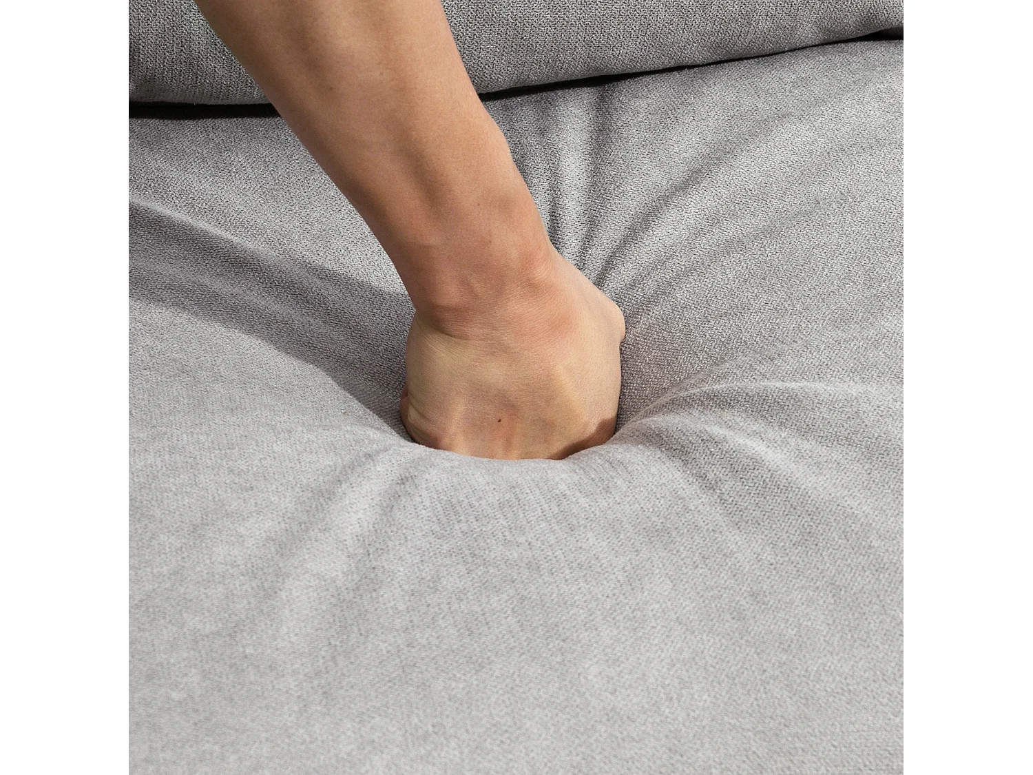 Divano 2 posti con cuscini schienale trapuntato colore grigio