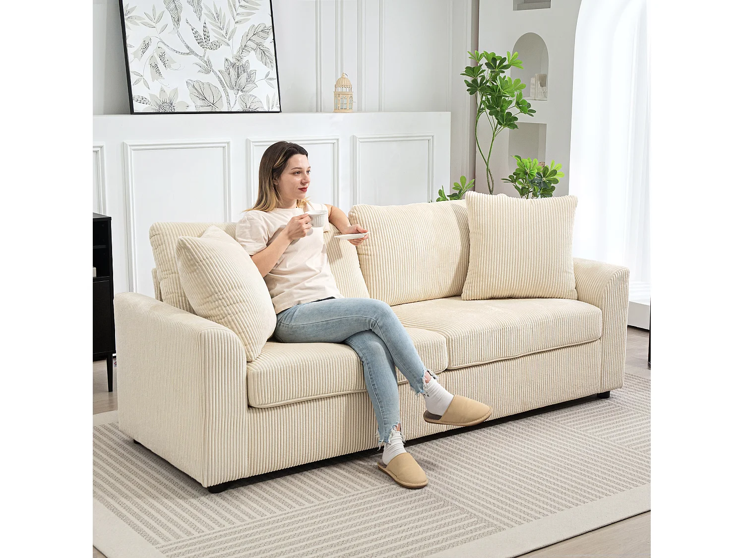 Divano 3 posti con 2 cuscini decorativi in velluto a coste crema