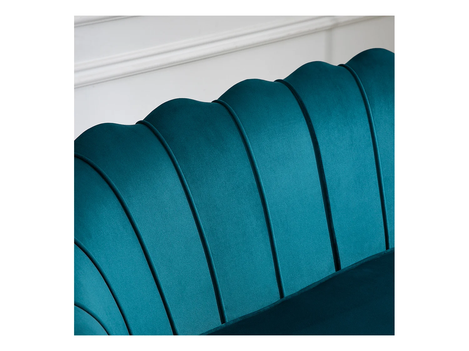 Divano 2 posti in stile vintage chic in tessuto effetto velluto blu