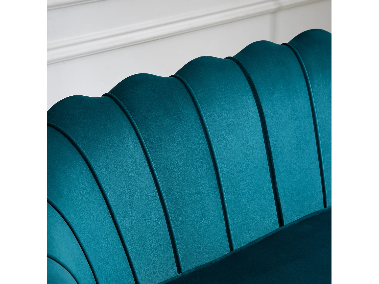 Divano 2 posti in stile vintage chic in tessuto effetto velluto blu