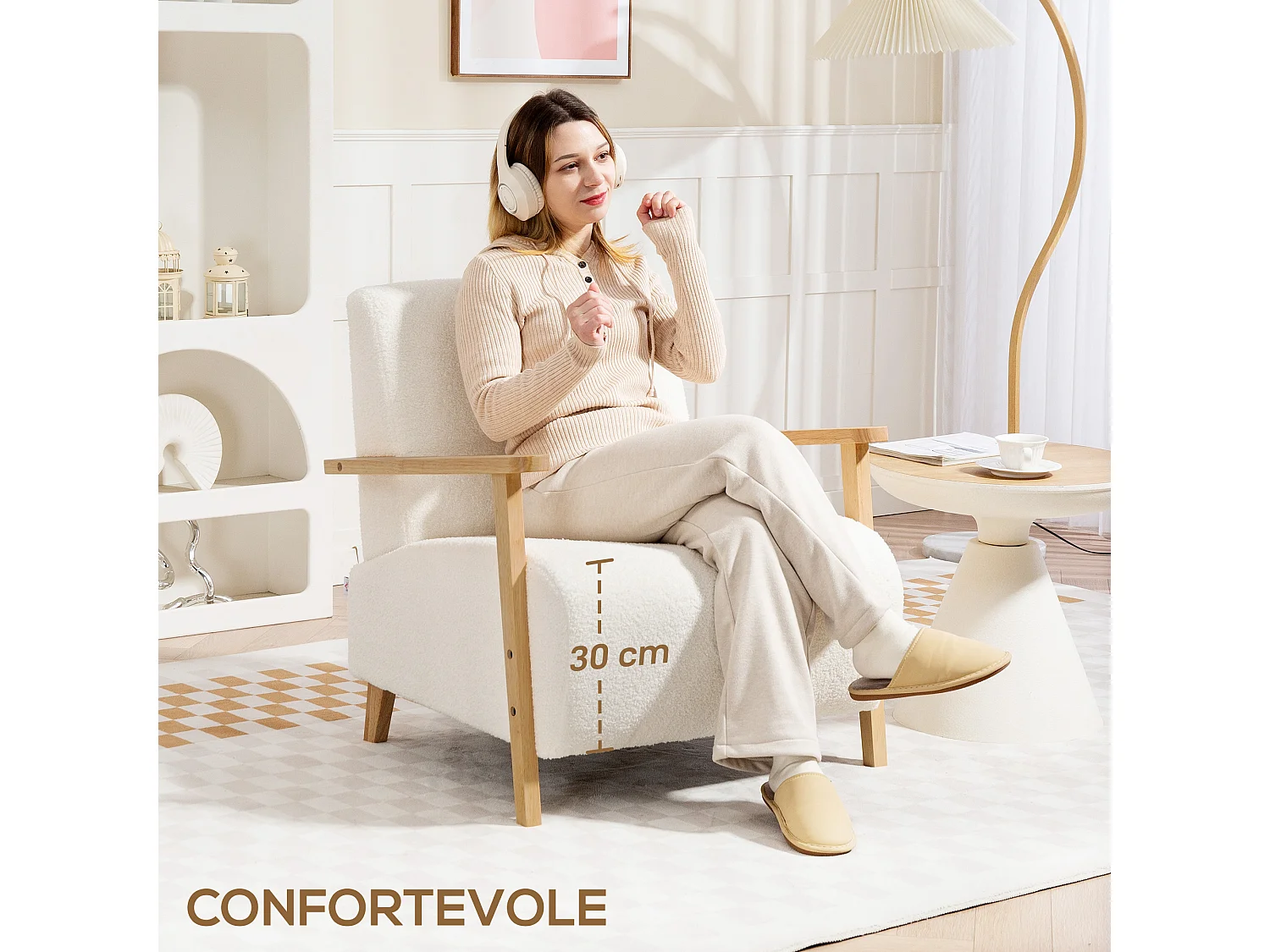 Poltrona da salotto stile nordico in tessuto sherpa e legno crema