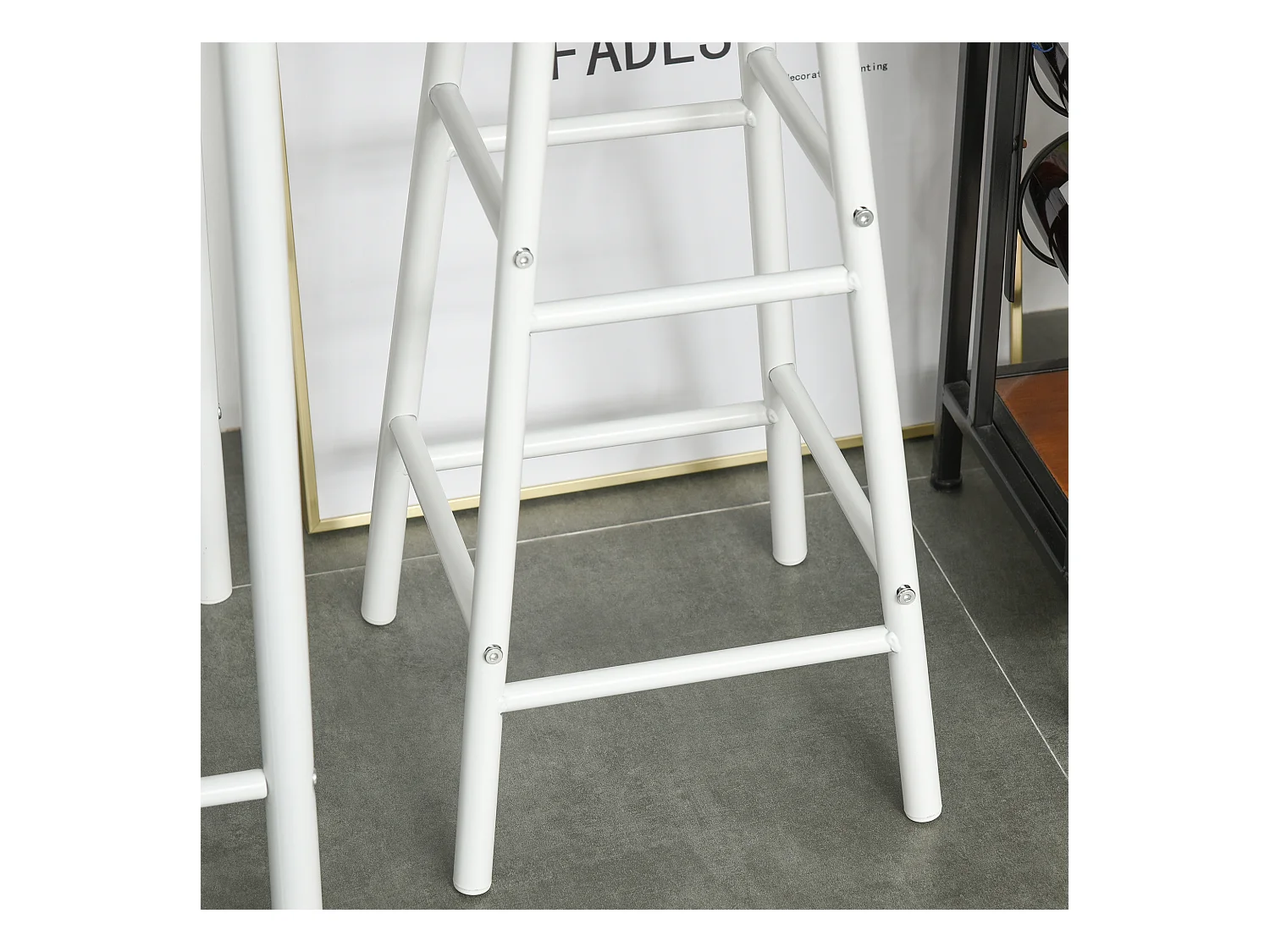 Set bancone e 2 sgabelli da bar con poggiapiedi stile nordico