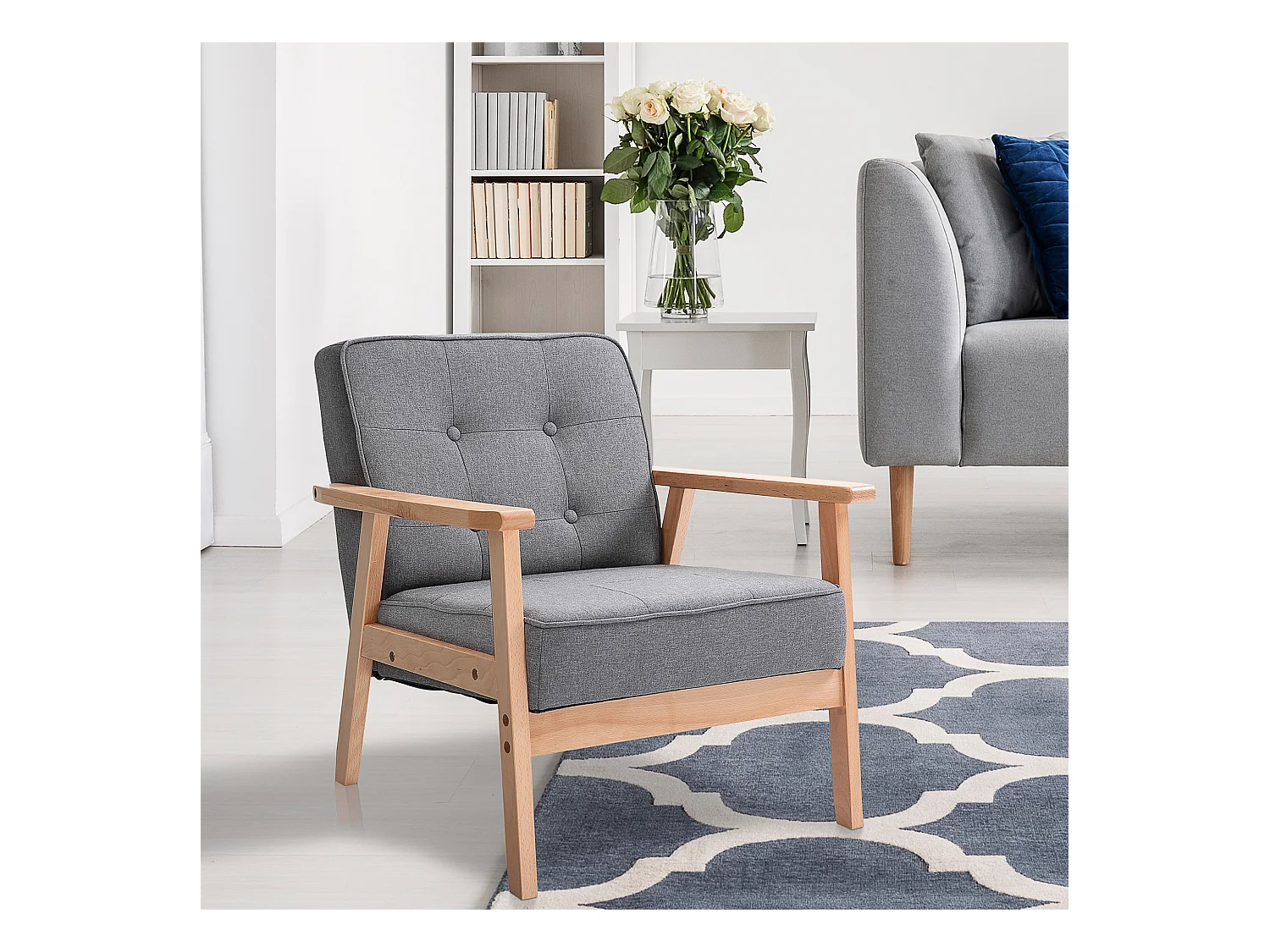 Poltrona stile nordico imbottita con braccioli legno e tessuto grigio