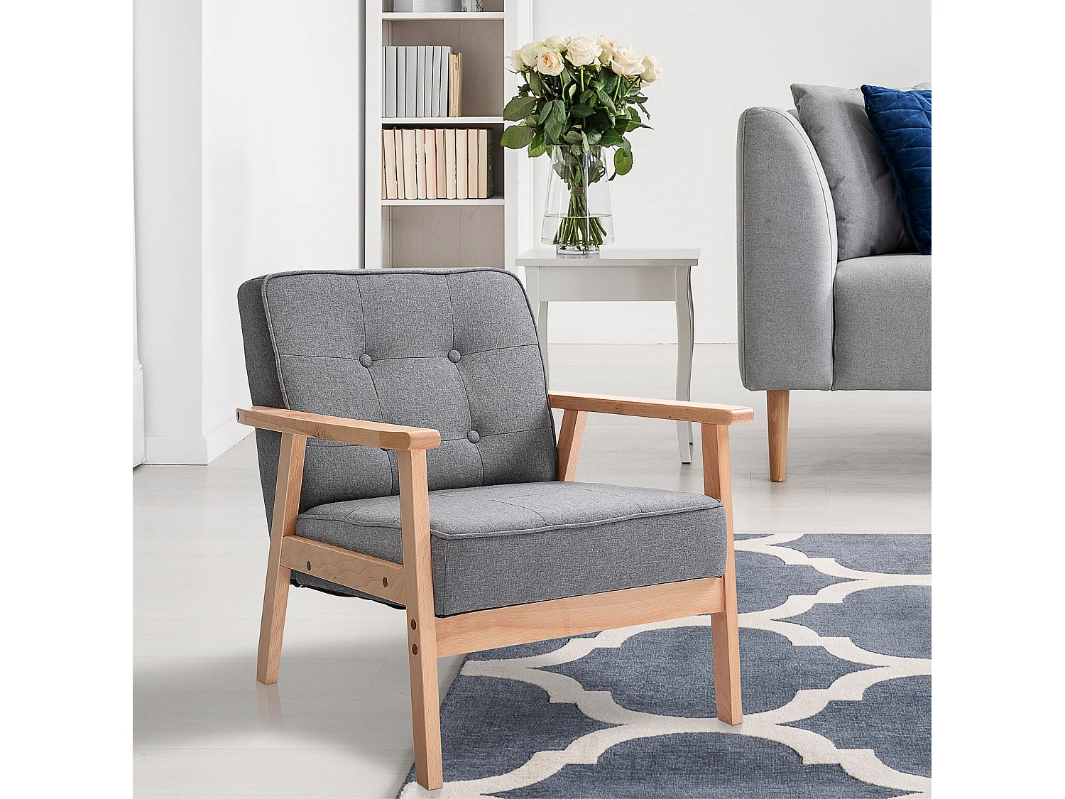 Poltrona stile nordico imbottita con braccioli legno e tessuto grigio