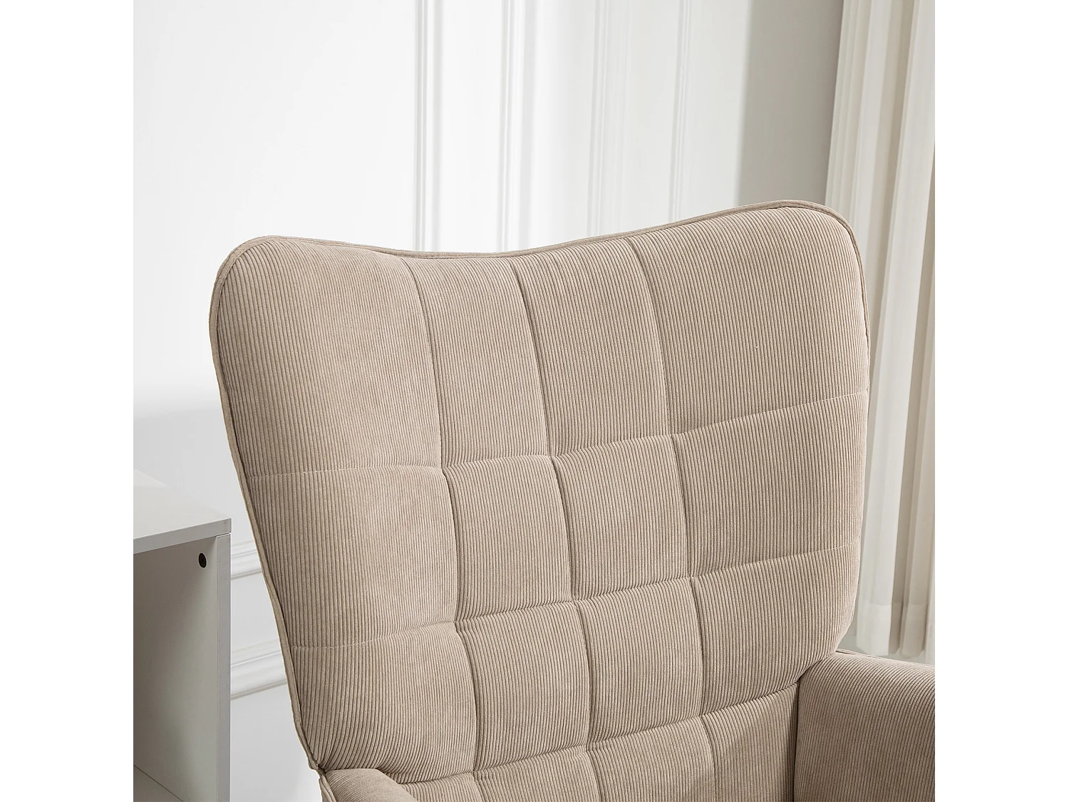 Poltrona con poggiapiedi in tessuto effetto velluto marrone chiaro