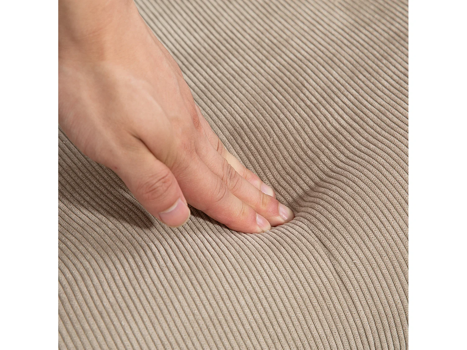 Poltrona con poggiapiedi in tessuto effetto velluto marrone chiaro