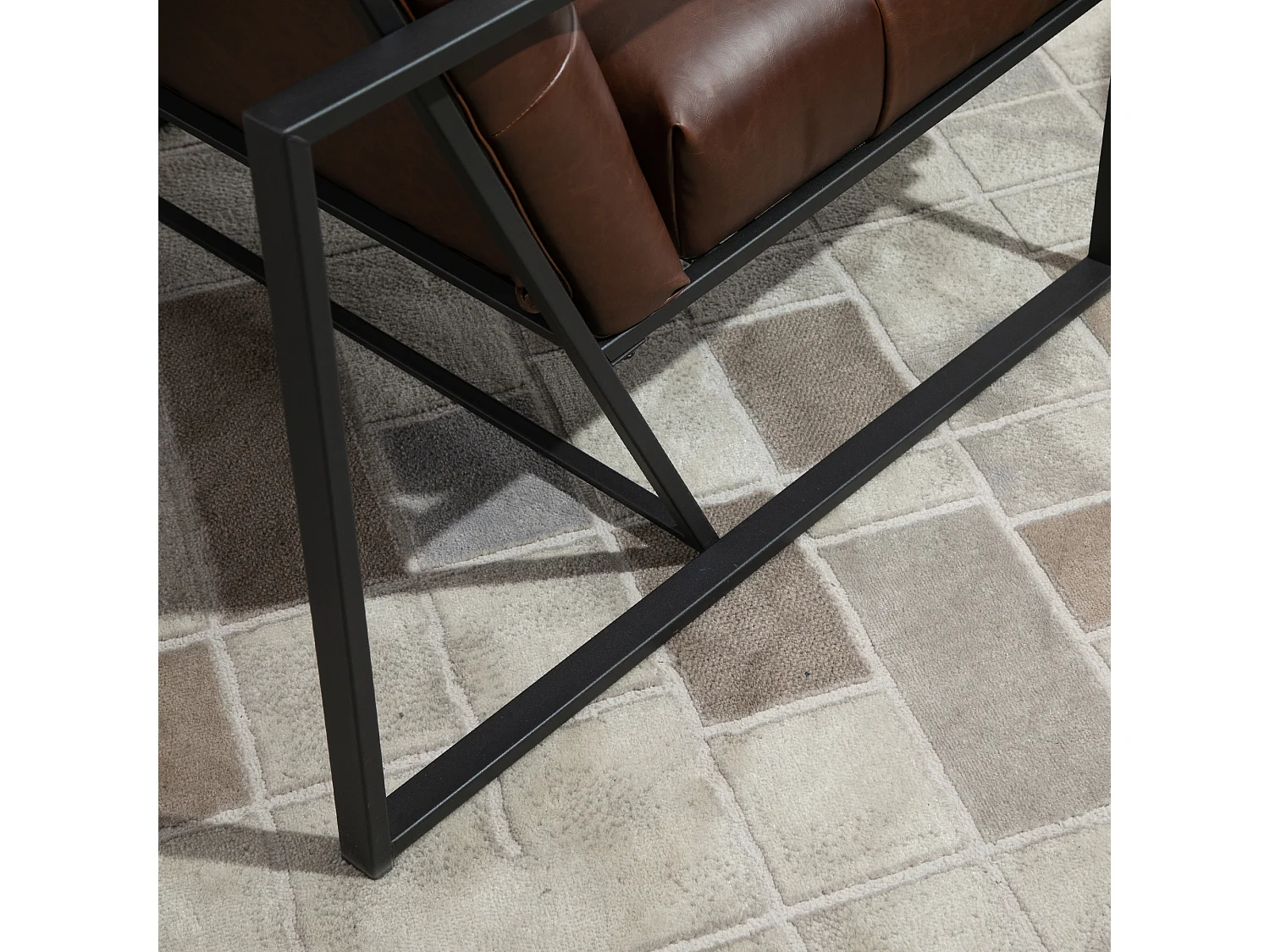 Poltrona stile industriale imbottita in pu e metallo marrone