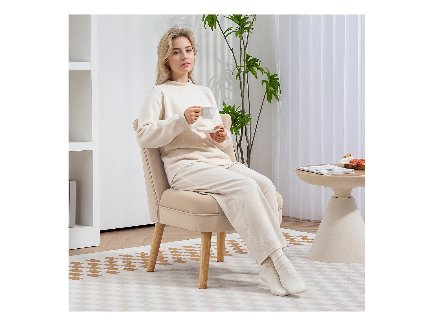 Poltrona per salotto imbottita e trapuntata a bottoni in velluto beige